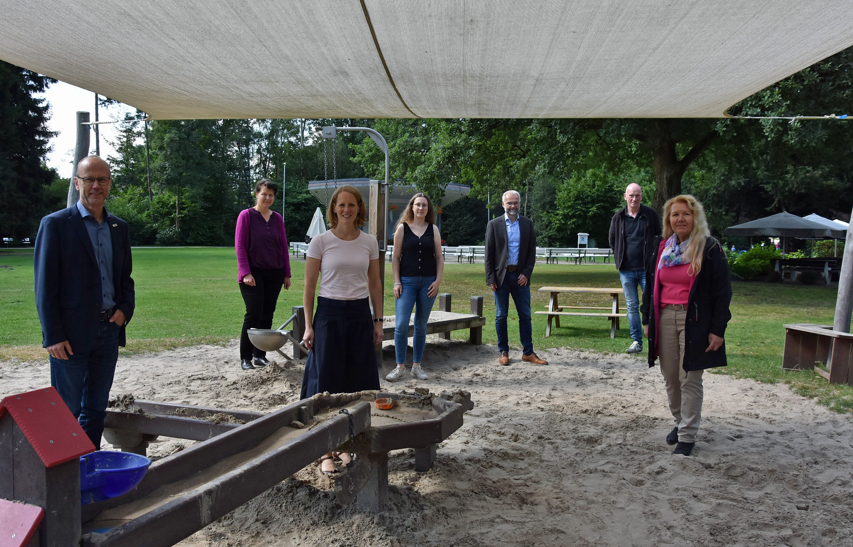 Freuen sich über den Start der Bauarbeiten im Kurpark: (v.l.n.r.) Heinrich Horstmann, Sascha Zelesnik-Hartmann (beide Stadt Lippstadt), Ulrike Sindermann, Pia Bednorz (beide KWL), Daniel Utzel, Heinz Hennemeier (beide BBH) und Gabriele Schütte-Holthaus (Ortsvorsteherin). Foto: Stadt Lippdstadt