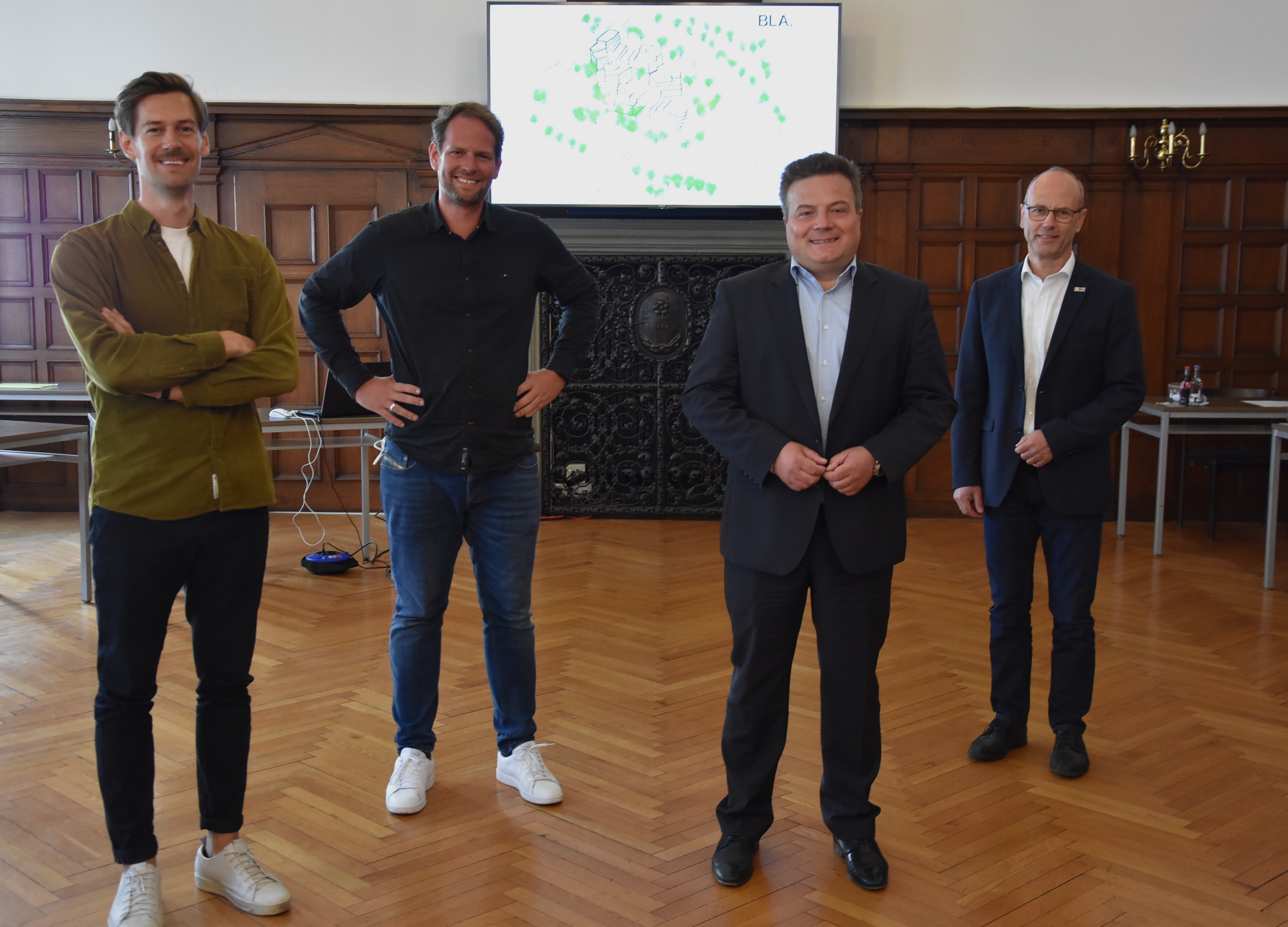 Stellten die neuen Pläne für das Postgelände vor (v.l.): Die Architekten Alexander Lempke und Tobias Ballhorn, sowie Bürgermeister Arne Moritz und Heinrich Horstmann, Fachbereichsleiter Stadtentwicklung und Bauen. Foto: Stadt Lippstadt