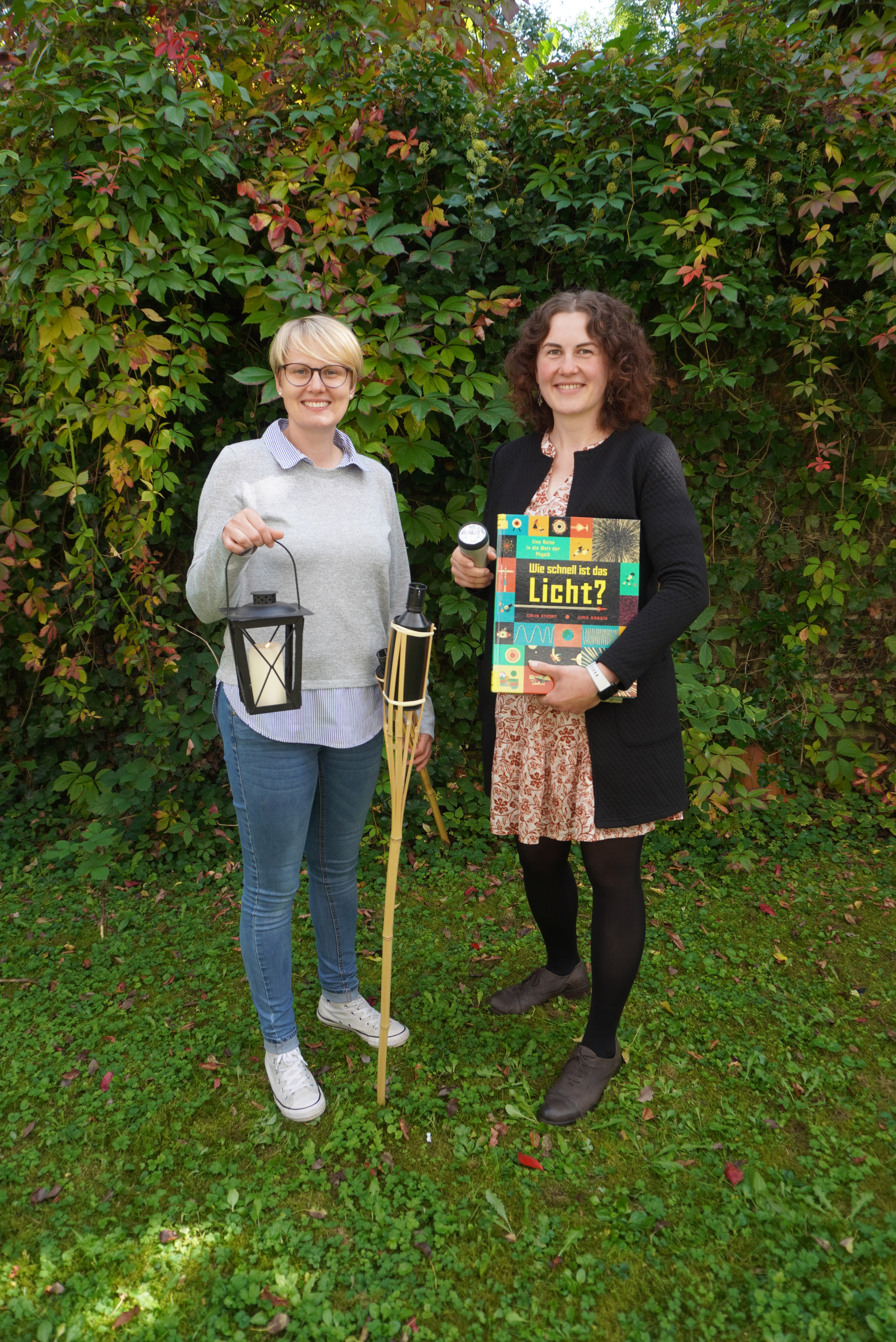 Sabrina Janetzky und Elisa Stellmacher (v.l.) laden Kinder zum Forschen und Entdecken in den Herbstferien ein. Foto: Stadt Lippstadt