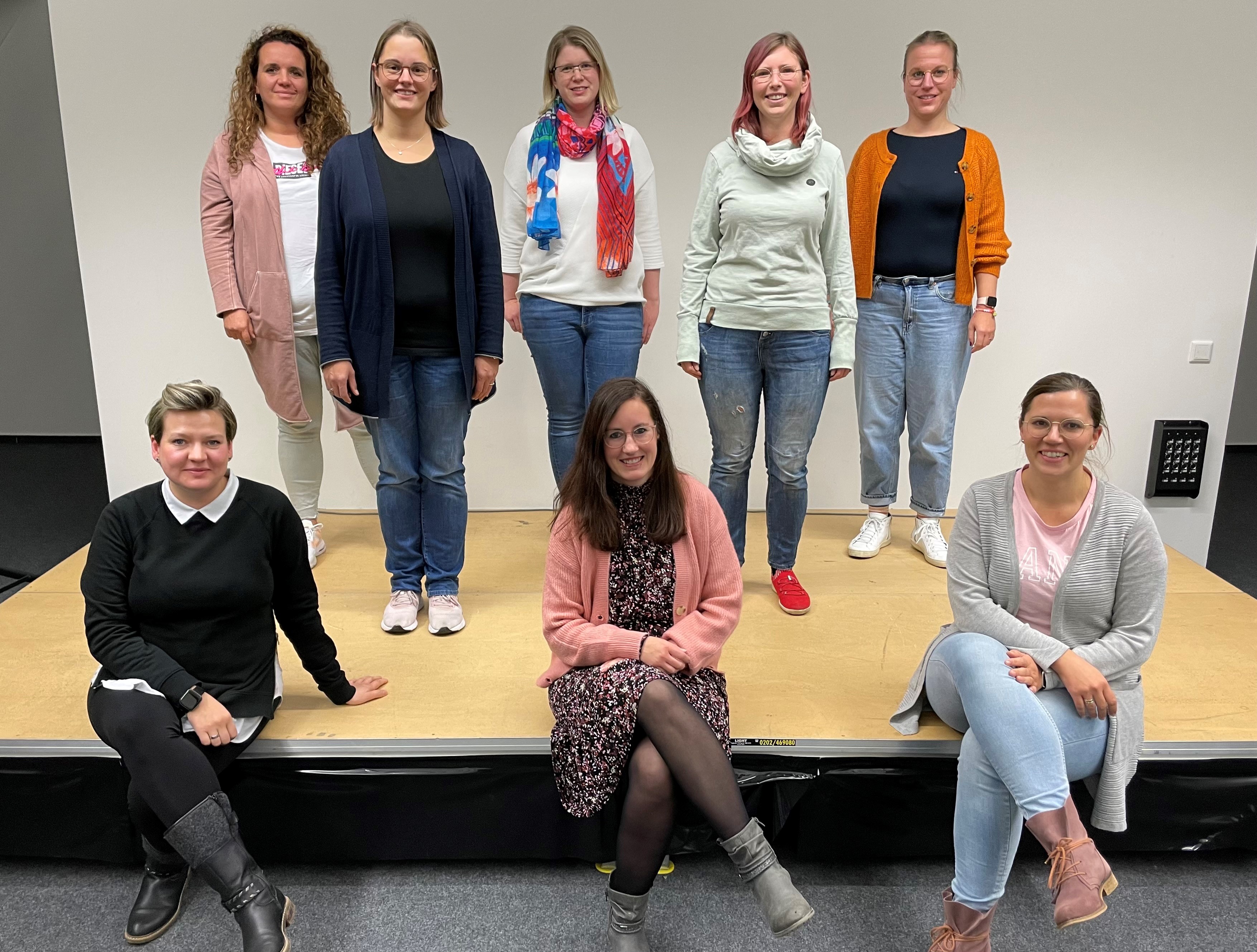 Mandy Fischer, Jessica Stellmacher, Jana Florek, Anne Sellmann und Christina Rebbert (stehend v.l.) bilden den neuen Stadtelternrat der Stadt Lippstadt. Unterstützt werden sie von den Ehrenmitgliedern Alexandra Bobb, Nicola Gerke und Hannah Berglar-Jolk (sitzend v.l.). Foto: Stadt Lippstadt