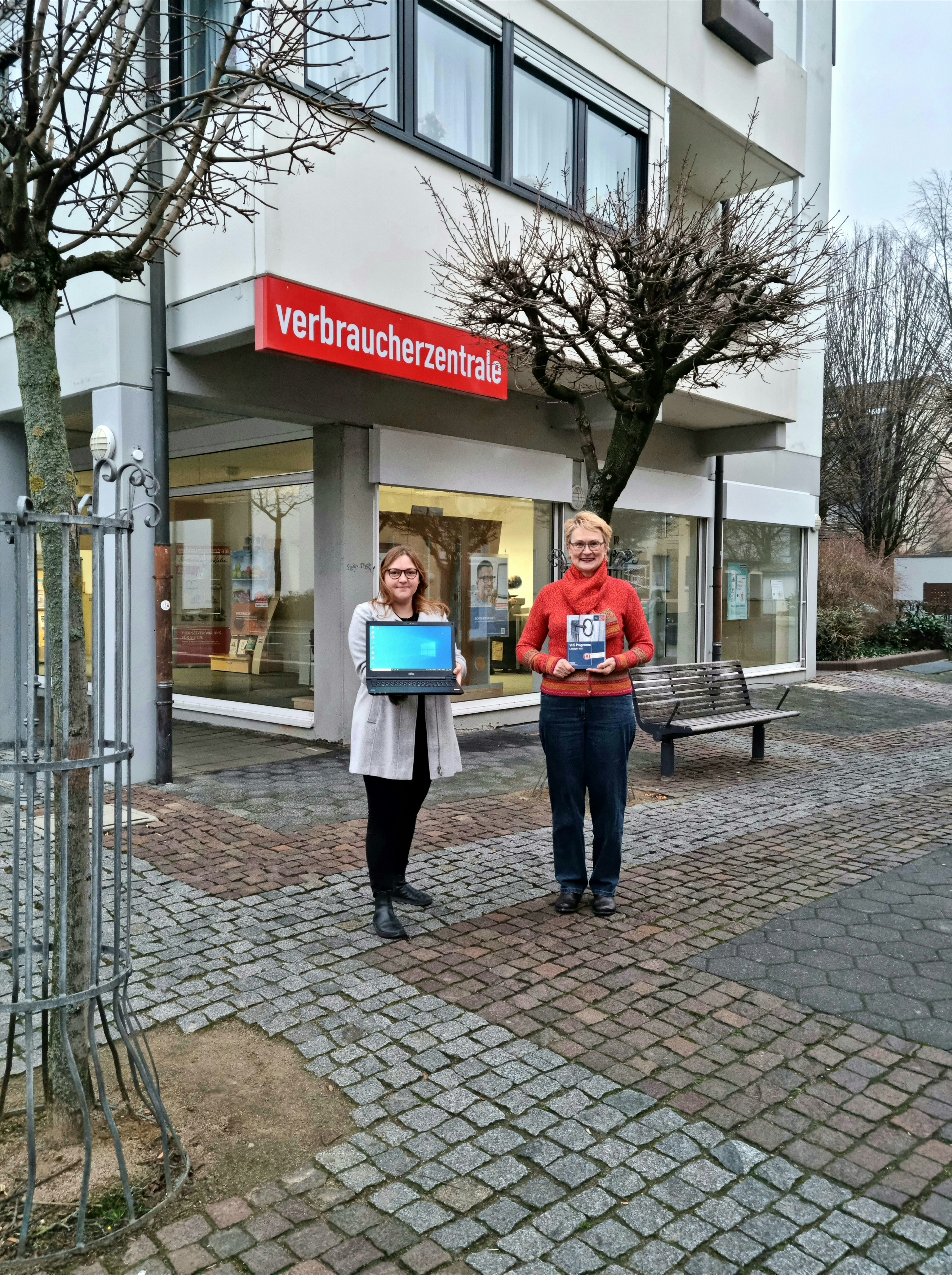 Smart im Netz unterwegs: Ann-Kathrin Quandt und Vera Kremer helfen dabei. Foto: Stadt Lippstadt