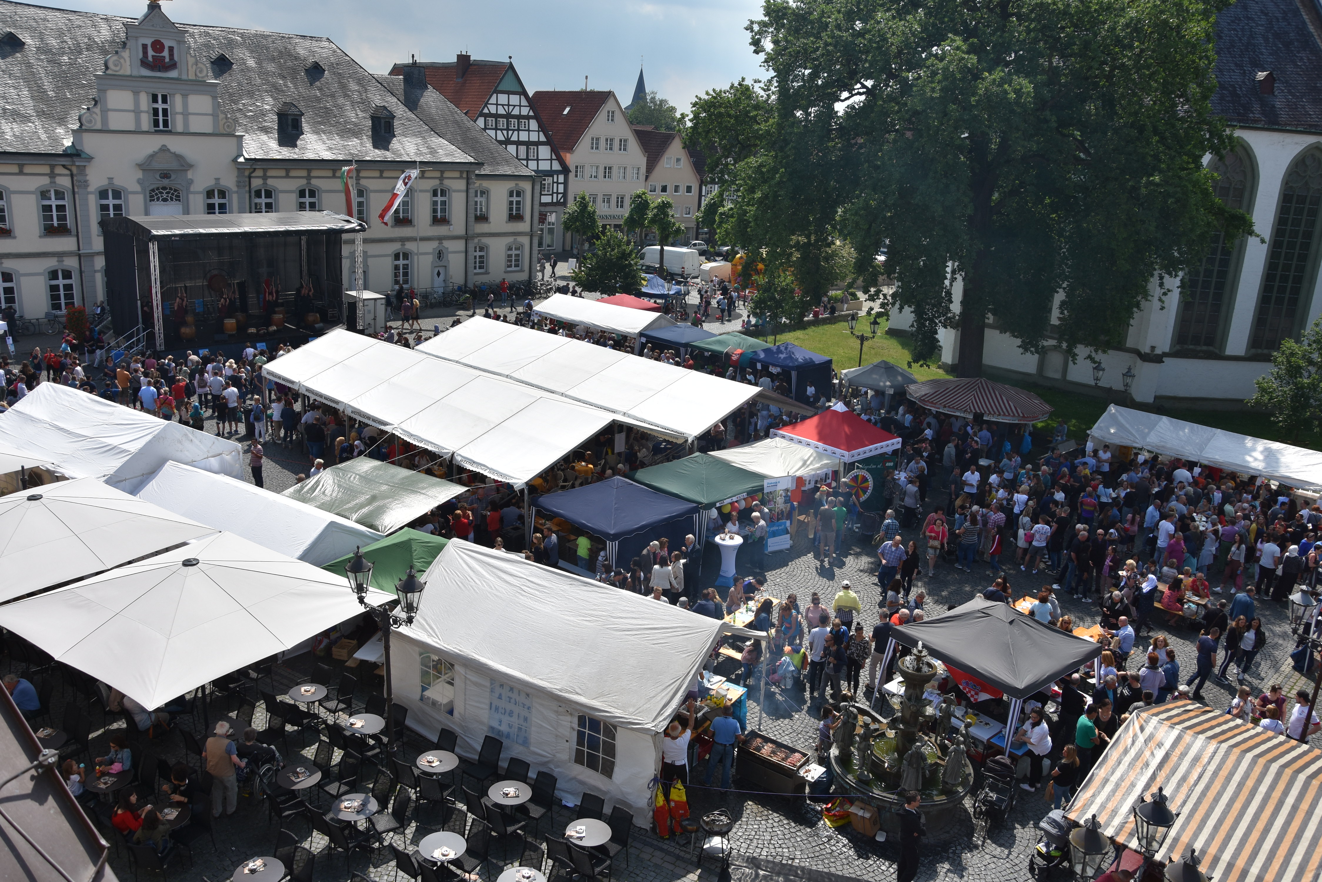 Endlich wieder buntes Treiben auf dem Rathausplatz: 2022 soll der „Tag der Begegnung der Kulturen“ wieder stattfinden – wie zuletzt 2019. Foto: Stadt Lippstadt