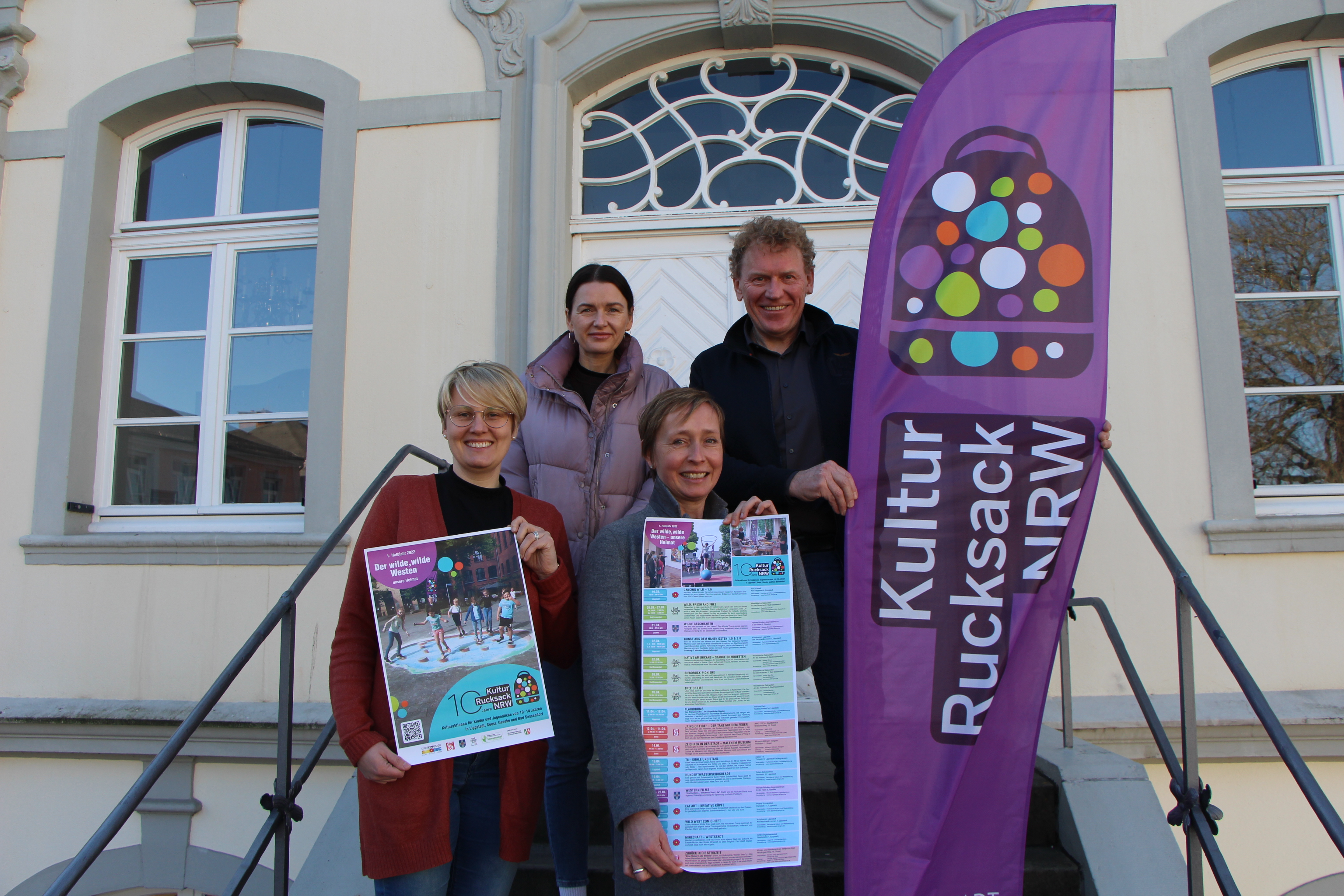 Freuen sich über den Start des Kulturrucksackprogramms für das erste Halbjahr 2022: (v.l.n.r.) Sabrina Janetzky (Stadt Lippstadt), Swetlana Ritter (Stadt Geseke), Elke Schmücker (Stadt Soest) und Uwe Albert (Stadt Lippstadt). Foto: Stadt Lippstadt