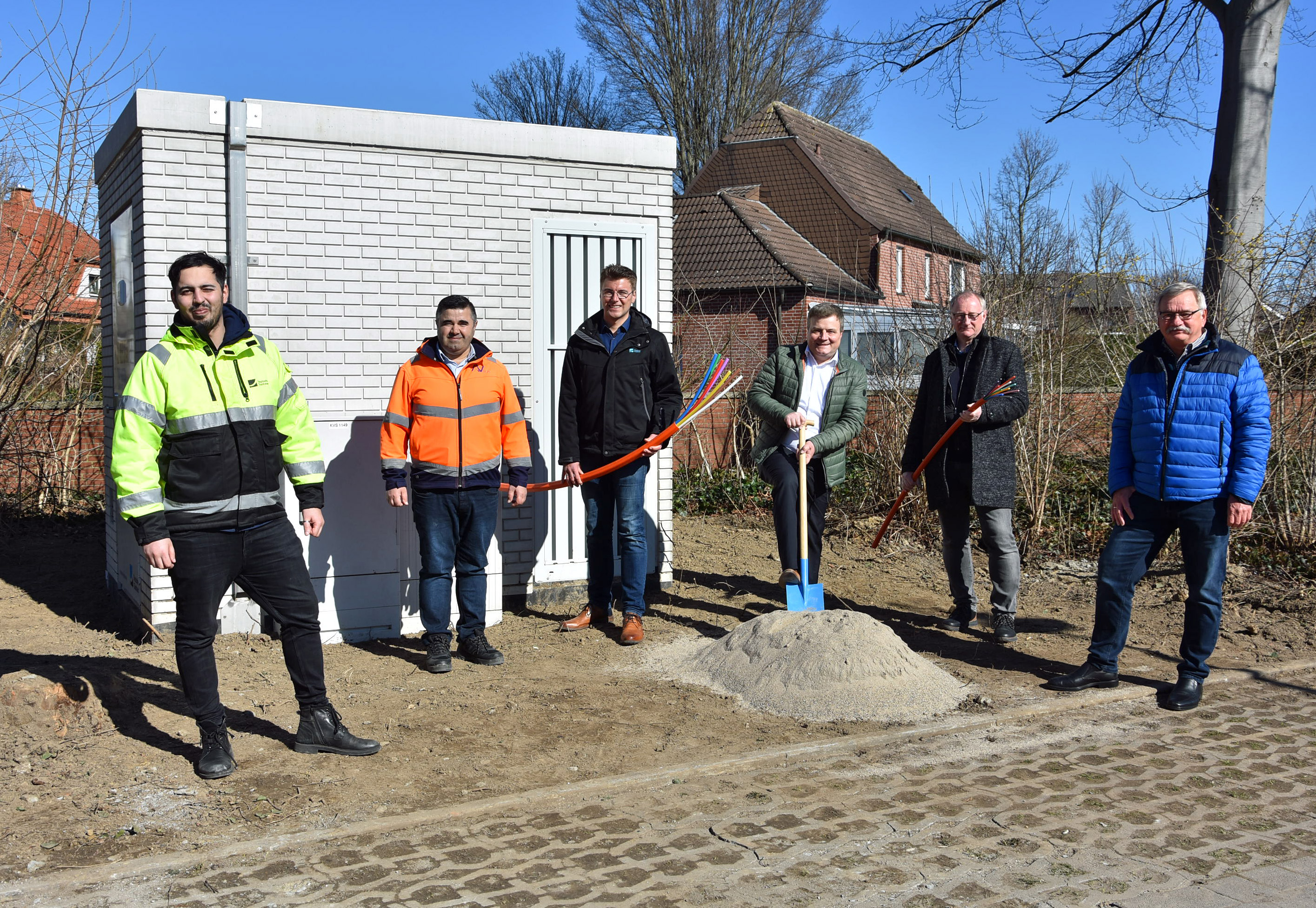 Der Startschuss für die Glasfaserversorgung in den Ortsteilen fiel jetzt in Overhagen. Mit dabei (v.l.): Bünyamin Atas (Deutsche Glasfaser), Haji Tayar Rezwan, (Avra Glasfasertechnik), Christian Baumert (Deutsche Glasfaser), Bürgermeister Arne Moritz, Andreas Flaßkamp (Stadt Lippstadt, Fachdienstleiter Organisation) und Overhagens Ortsvorsteher Karl-Heinz Burghardt. Foto: Stadt Lippstadt