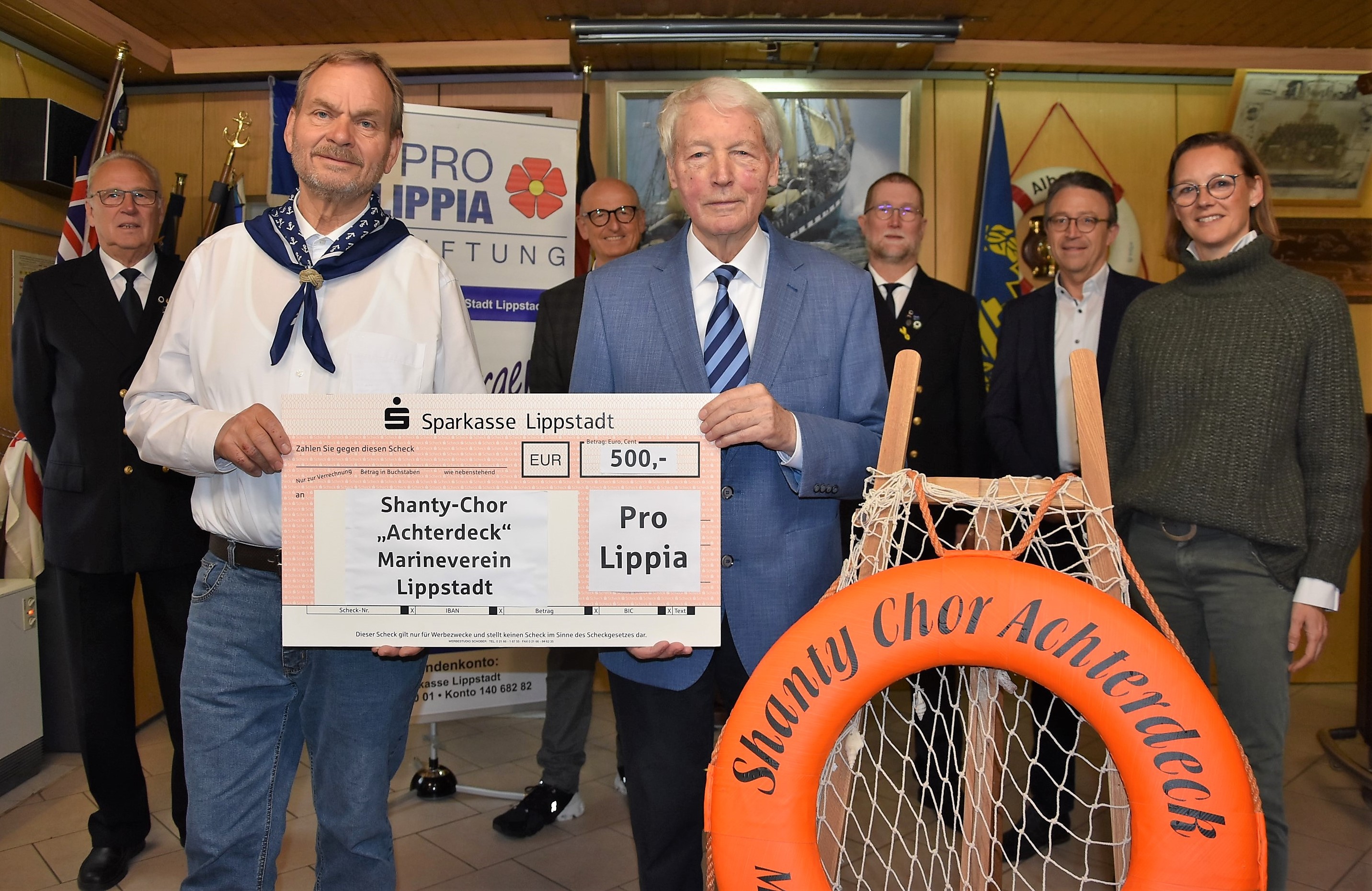 500 Euro für den Shantychor „Acherdeck“ des Marinevereins Lippstadt: Heinz Strube (l.) und Reinhard Linhoff (dritter v. r.) vom Marineverein Lippstadt freuten sich gemeinsam mit Friedhelm Pieper (vorne l.), Leiter des Chors, über die Übergabe des Schecks durch Franz Klocke (vorne r.) und weitere Vorstandsmitglieder der Stiftung „Pro Lippia“.  Foto: Stadt Lippstadt