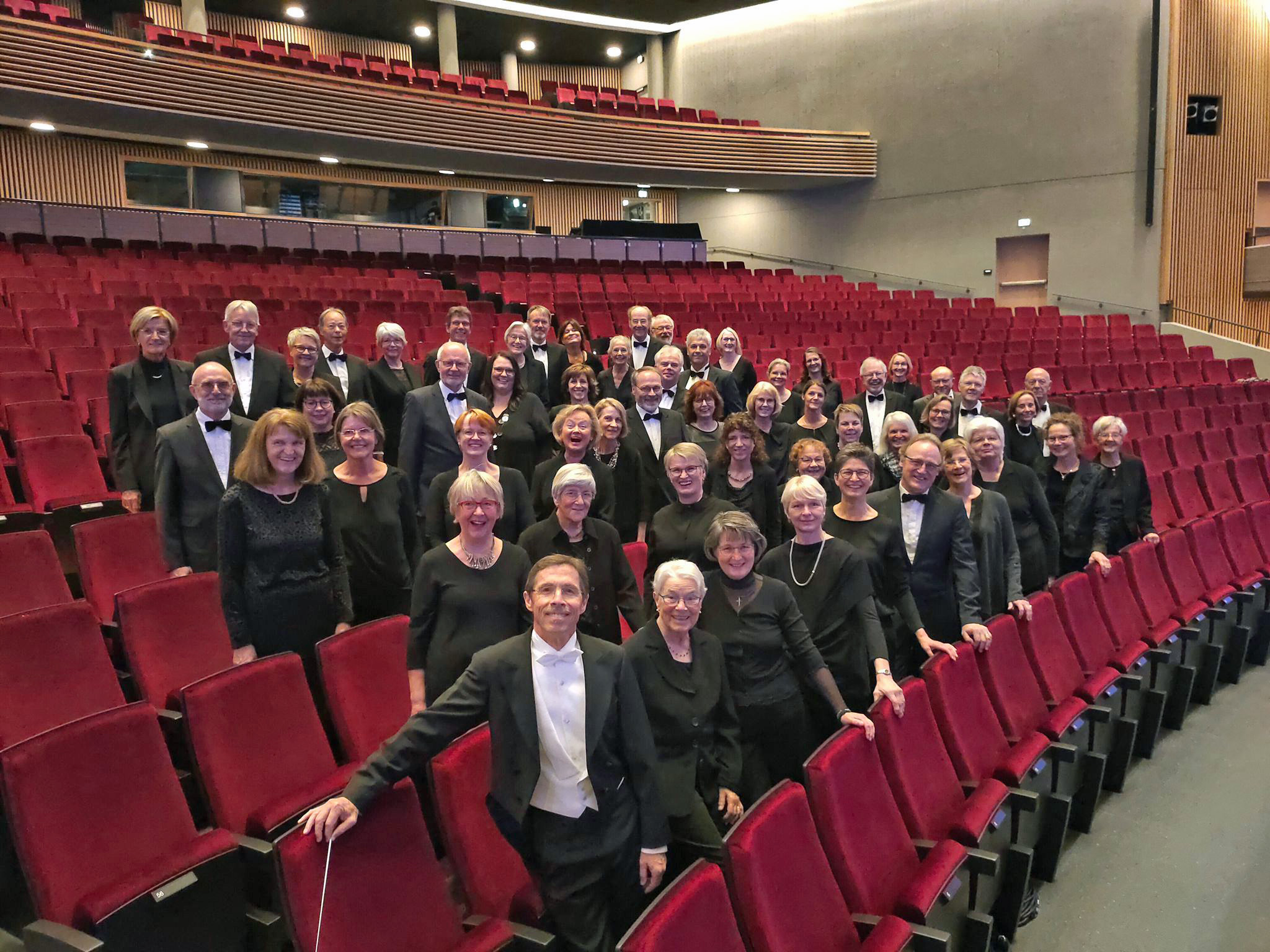 Die Mitglieder des Konzertchores des Städtischen Musikvereins freuen sich auf die Aufführung der Friedensmesse „The armed man“ von Karl Jenkins, die sie im Rahmen der Städtepartnerschaft gemeinsam mit dem Chor „Karakter“ aus Uden sowohl in Lippstadt als auch in Uden auf die Bühne bringen werden.  Foto: Städt. Musikverein Lippstadt e.V./ Duan Li
