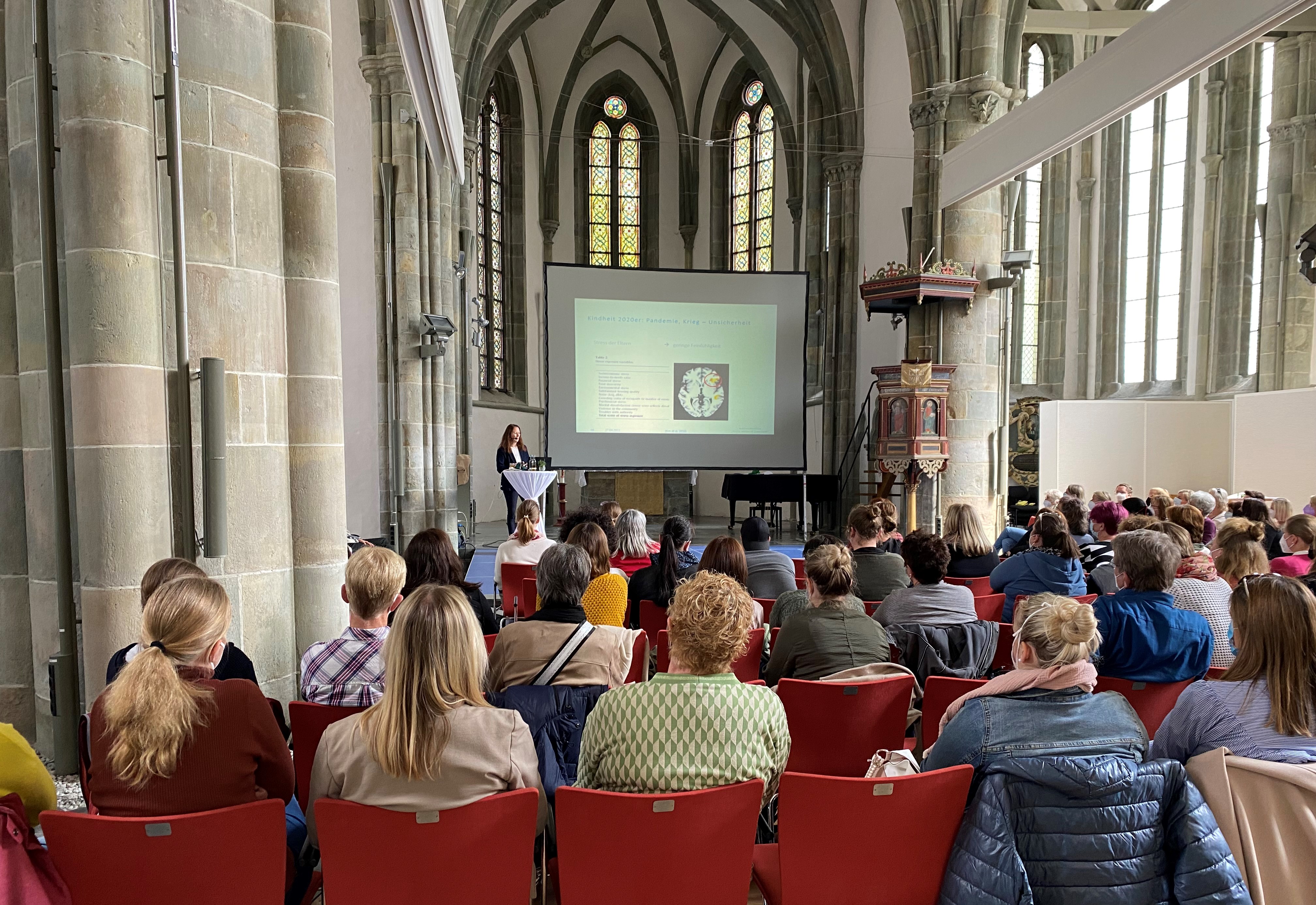 Die Neurobiologin und Wissenschaftsautorin Dr. Nicole Strüber informierte rund 100 Fachkräfte des Netzwerkes „Frühe Hilfen“ in der Jakobikirche über die Auswirkungen von Stress auf das kindliche Gehirn. Foto: Stadt Lippstadt