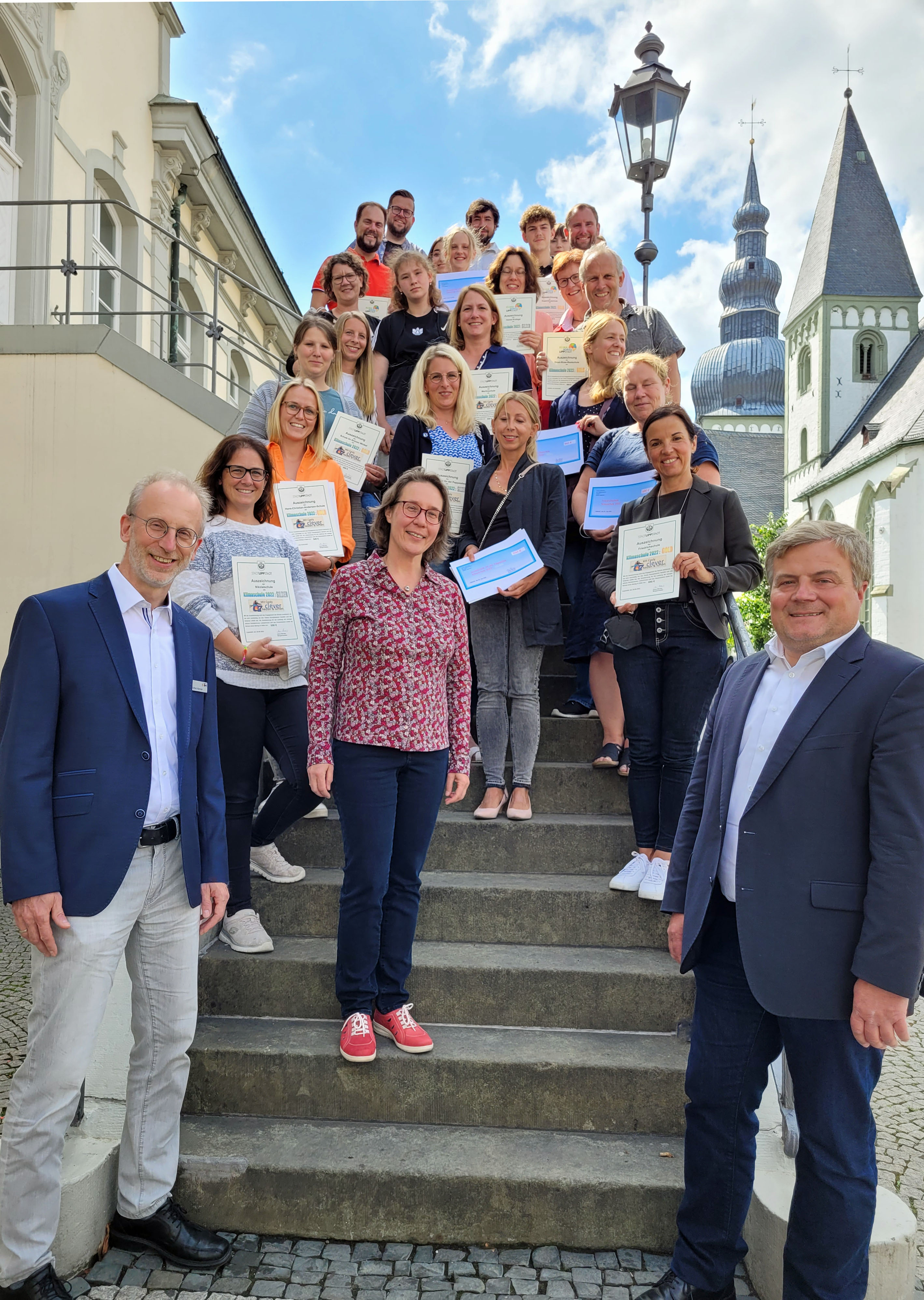 Endlich wieder in Präsenz: Bürgermeister Arne Moritz übergab die Auszeich-nungen in Gold, Silber und Bronze an die teilnehmenden Schulen des Projekts „Klimaschule“ im Rathaus.  Foto: Stadt Lippstadt