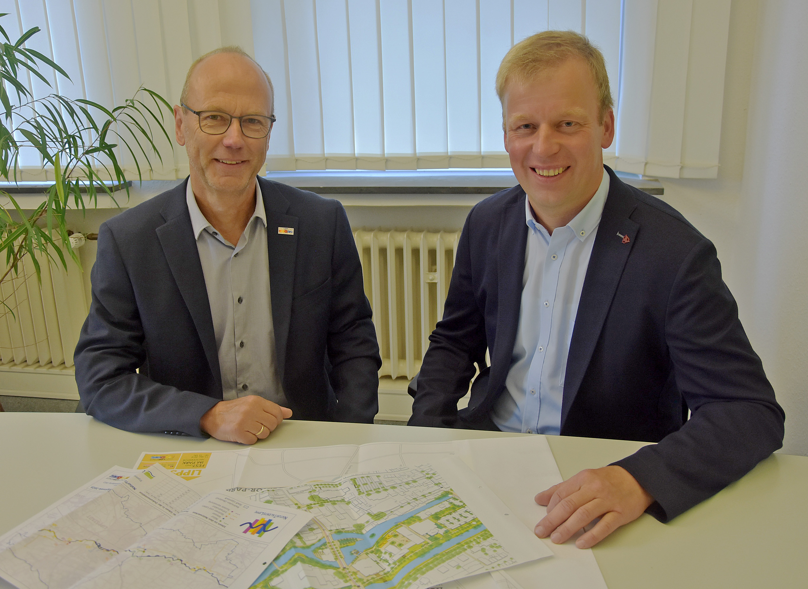 Fachbereichsleiter Heinrich Horstmann (links) freut sich, dass die Fachdienstleitung im Bereich Grünflächen, Spielen und Sport mit Christian Kleineheilmann jetzt wieder besetzt ist.  Foto: Stadt Lippstadt