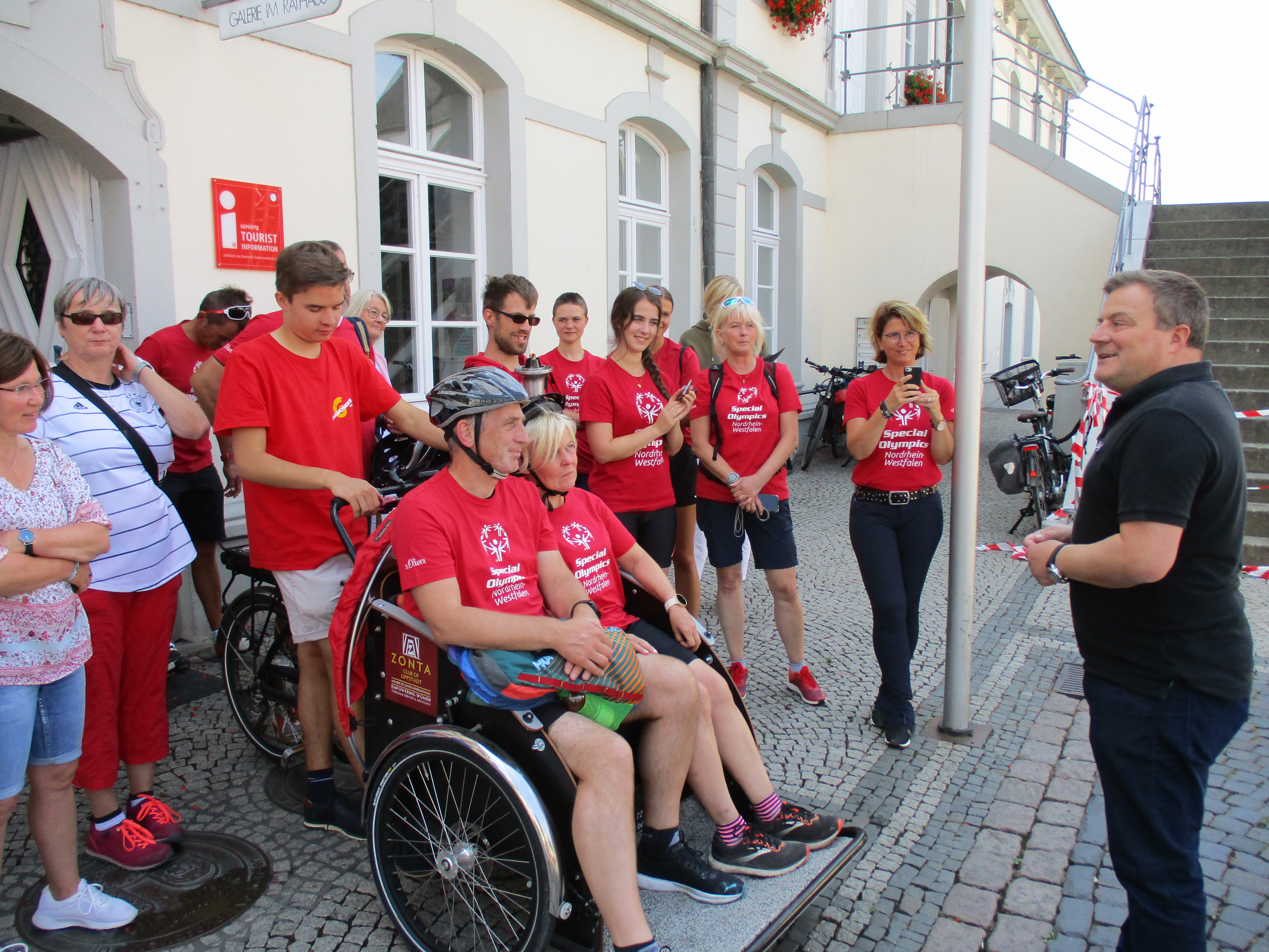 Bürgermeister Arne Moritz begrüßte die Gäste von den Special Olympics auf dem Rathausplatz. Foto: Stadt Lippstadt