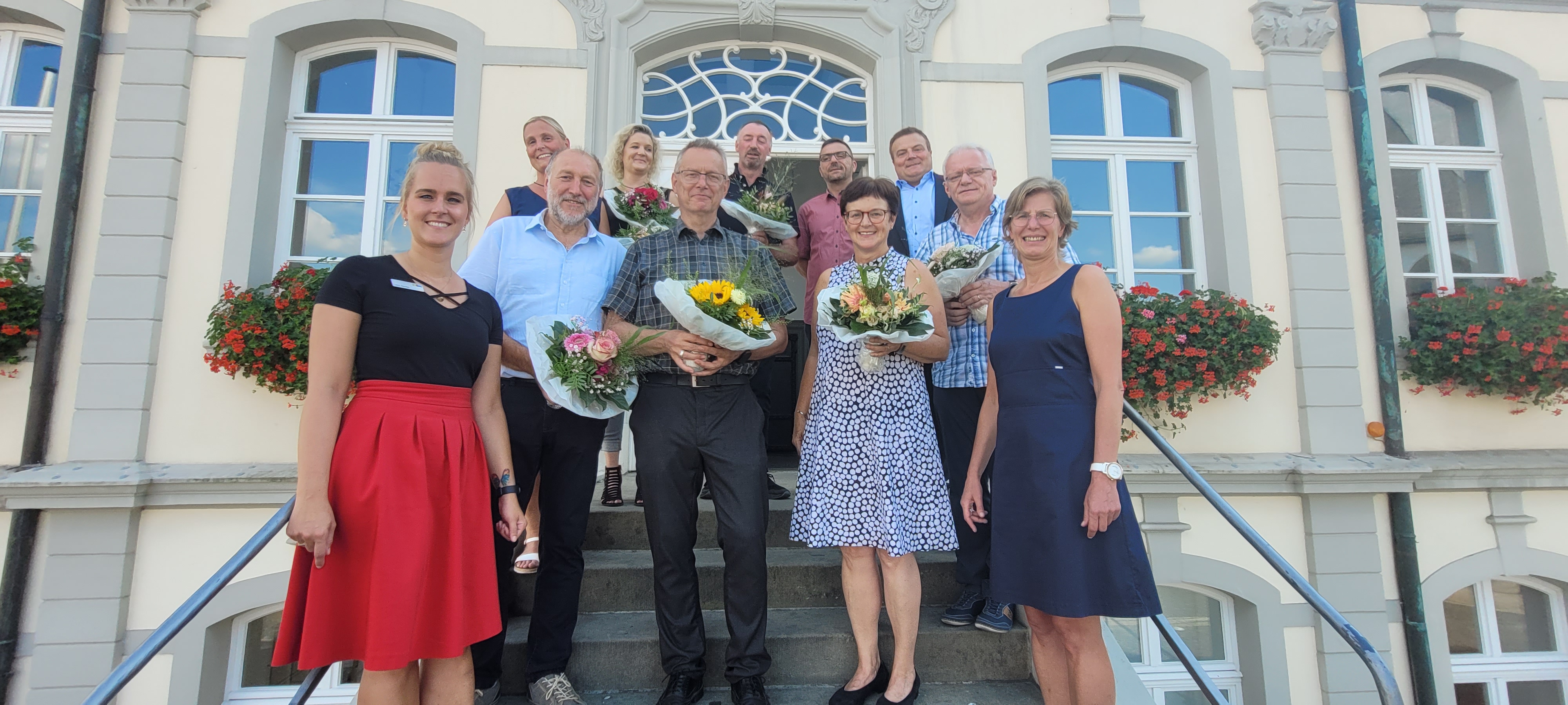 Über die guten Wünsche zur Verabschiedung oder zum Dienstjubiläum von Bürgermeister Arne Moritz, die Personalratsvorsitzenden Laura Sonntag (vorne l.) und Kai Eulenberg (hintere Reihe Zweiter v. r.) sowie Jutta Kleegräfe (vorne r.) vom Fachdienst Personal freuten sich: (v. l. n. r.) (hintere Reihe): Warin Dahlhoff, Nicole Röper, Richard Alfter, (vordere Reihe) Josef Wittrock, Wolfgang Streblow, Marion Jathe und Franz-Josef Peitz. Foto: Stadt Lippstadt