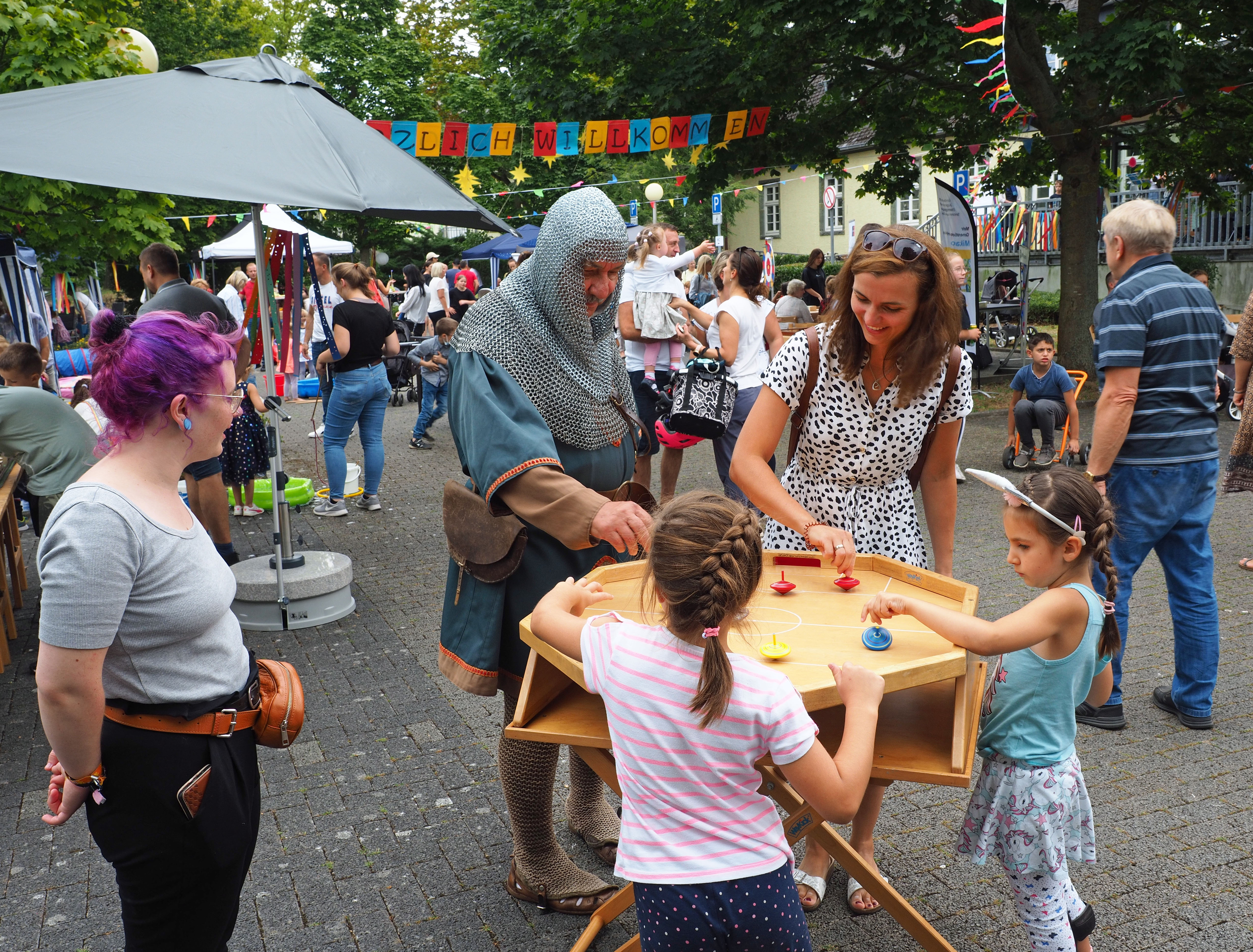 Tolles Wetter und ein vielfältiges Angebot lockten zahlreiche Gäste zum Sommerfest des Mikados. Auch Graf Bernhard genoss das bunte Treiben rund um das Mehrgenerationenhaus.  Foto: Stadt Lippstadt