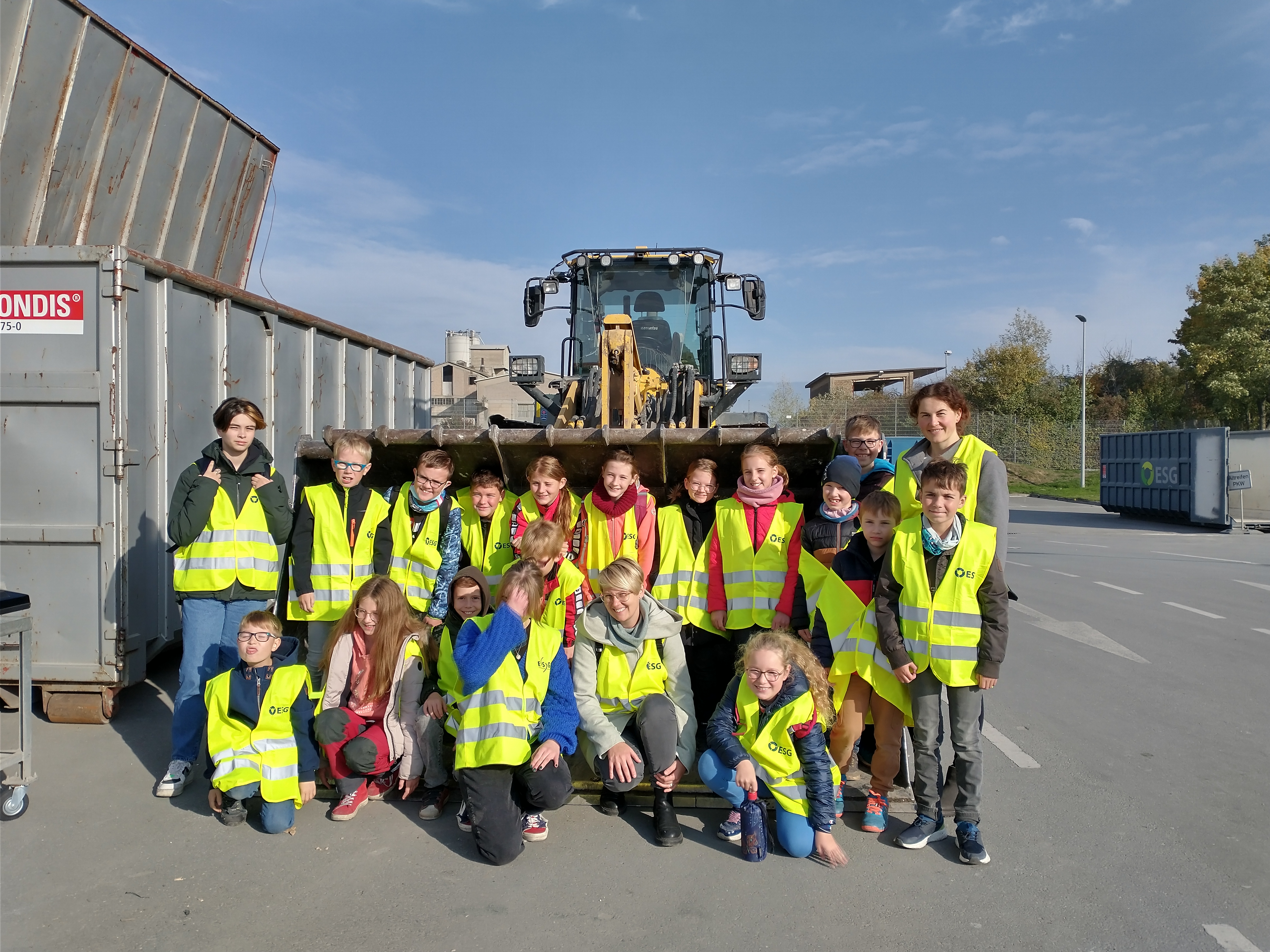 Das städtische Jugend- und Familienbüro lud in den Ferien Kinder ein, zum Thema Müll zu forschen. Mit dem Entdeckerclub ging es nach Erwitte zum Abfallwirtschaftszentrum der ESG. Foto: Stadt Lippstadt