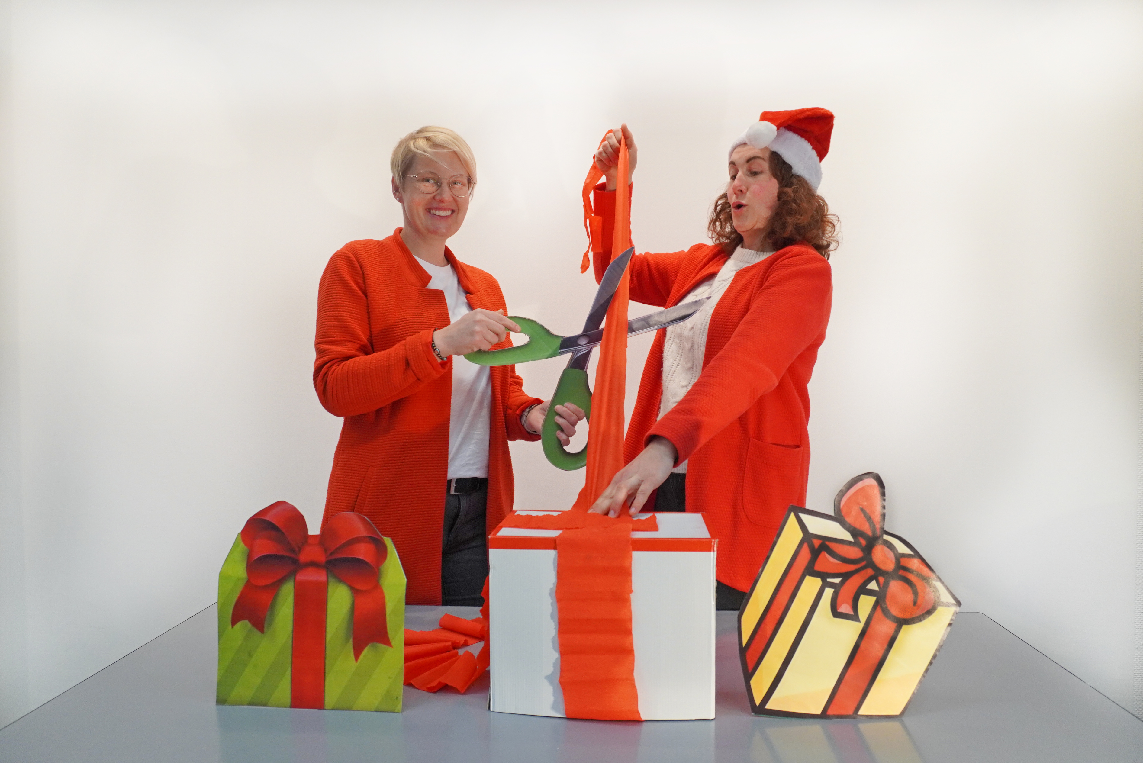 Sabrina Janetzky und Elisa Stellmacher (v. l.) werden mit einem Team von Ehrenamtlichen aus dem Lokalen Bündnis für Familie erstmalig eine Weihnachtswerkstatt im Lippstädter Rathaus öffnen. Foto: Stadt Lippstadt