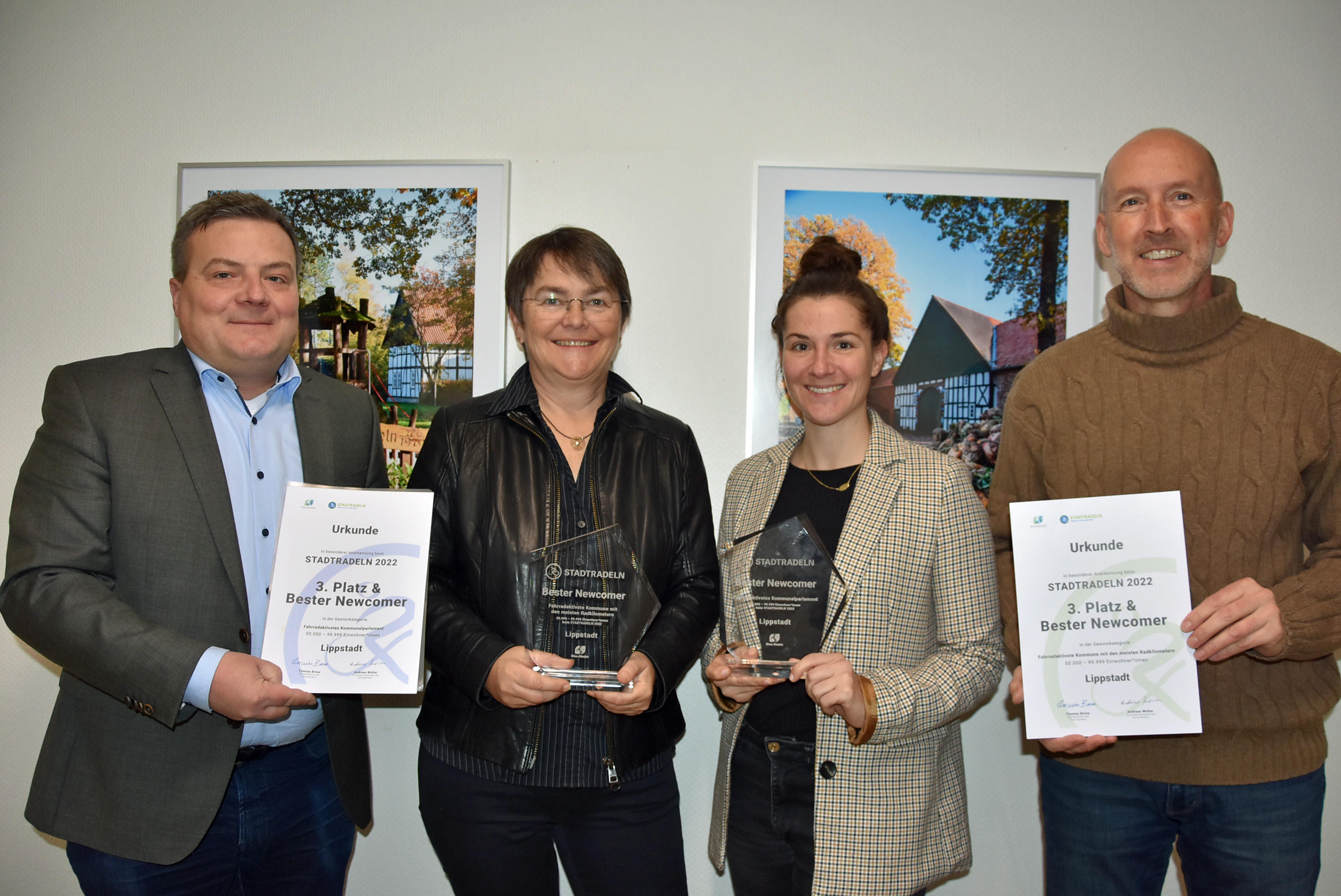 Stolze Newcomer: (v.ln.r.) Bürgermeister Arne Moritz freut sich gemeinsam mit Johanna Brühl vom Klimanetzwerk und Klimabündnis sowie Anne Neu-gebauer und Michael Tröger über den Erfolg beim Stadtradeln. Foto: Stadt Lipptstadt