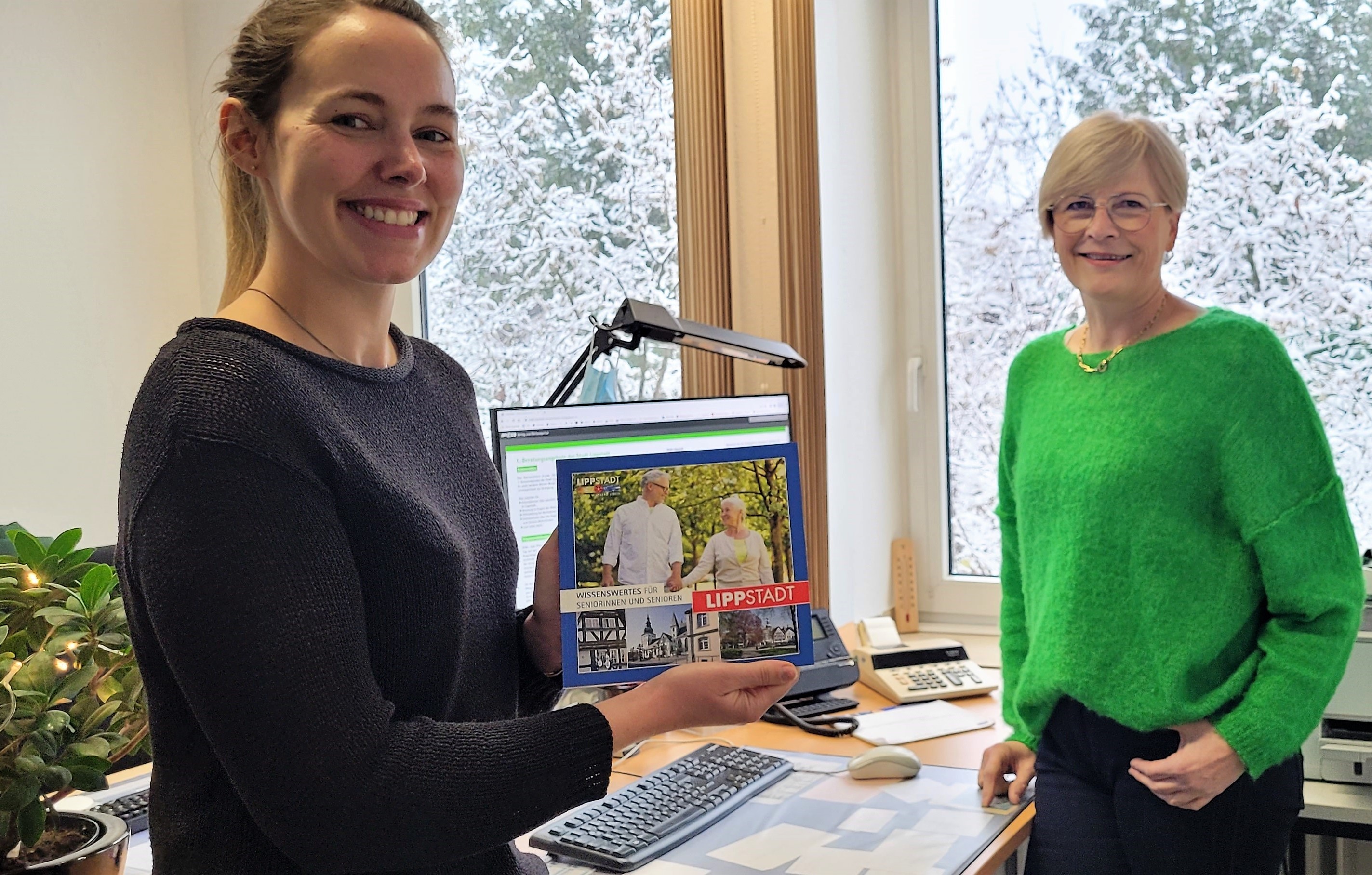 Iris Faulhaber (l.) und Mariethres Koch-Fechteler präsentieren die neue Seniorenbroschüre. Diese gibt es sowohl gedruckt als auch digital.  Foto. Stadt Lippstadt