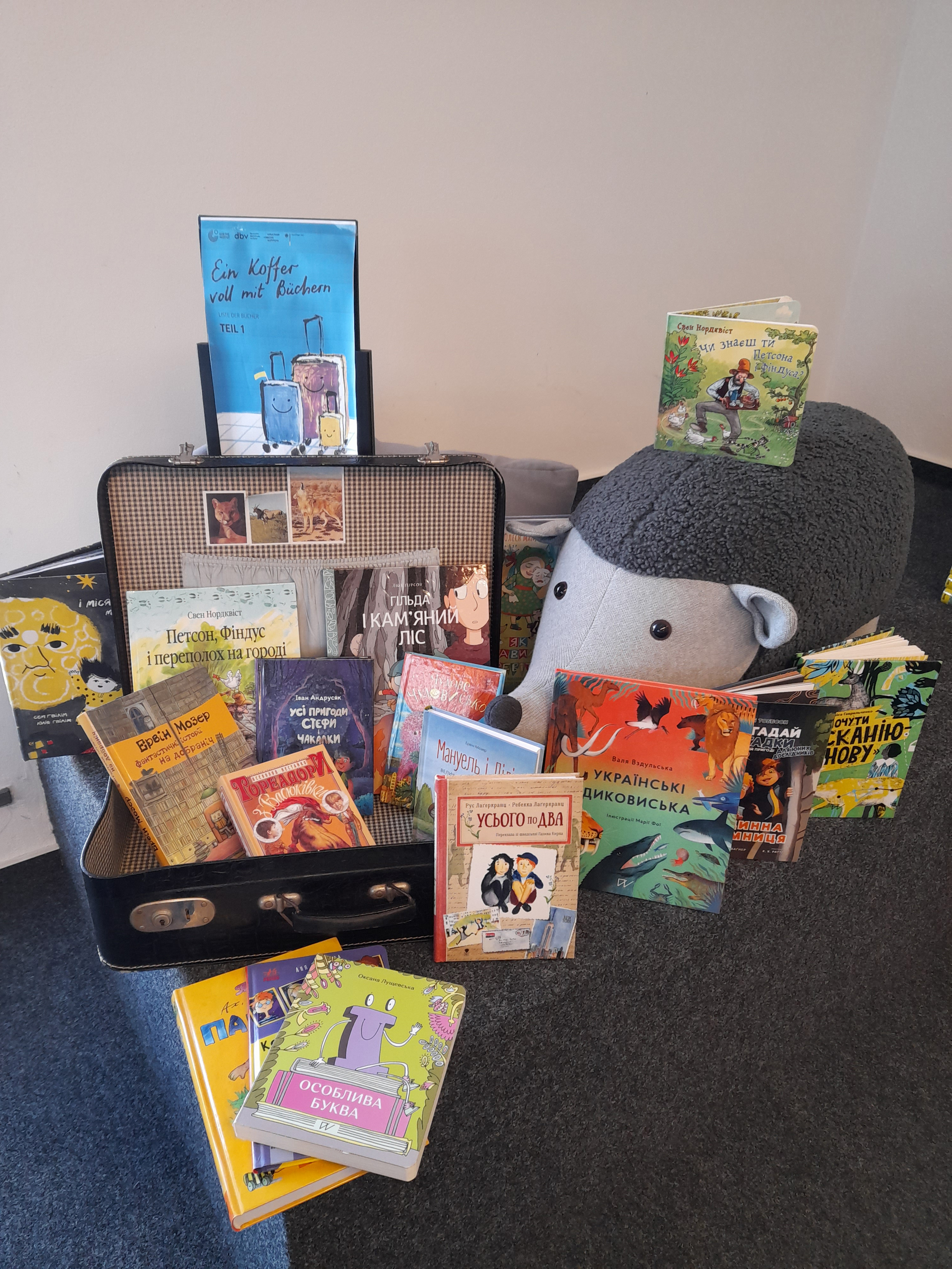 In der Thomas-Valentin-Stadtbücherei werden zahlreiche Bücher in ukrainischer Sprache angeboten. Foto: Stadt Lippstadt