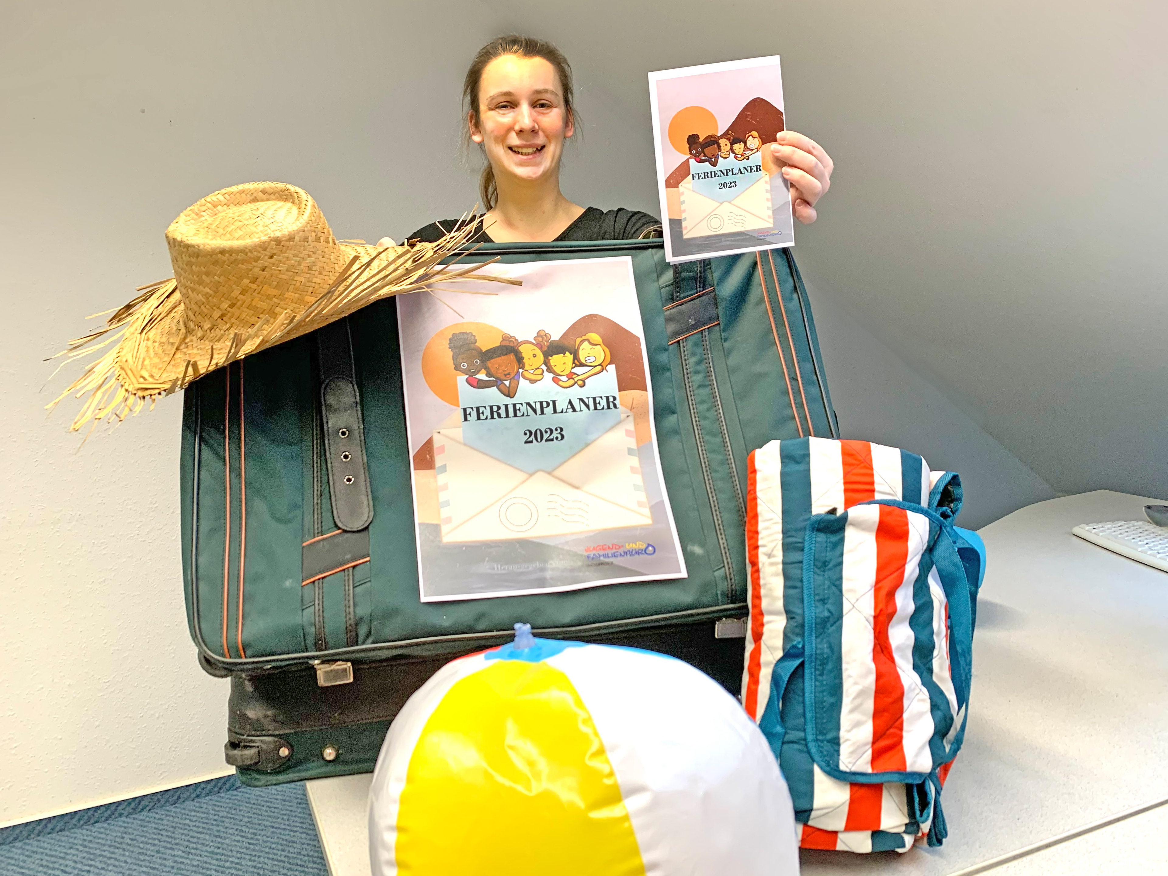 Leonie Dietscheidt vom Jugend- und Familienbüro präsentiert den Ferienplaner 2023. Foto: Stadt Lippstadt