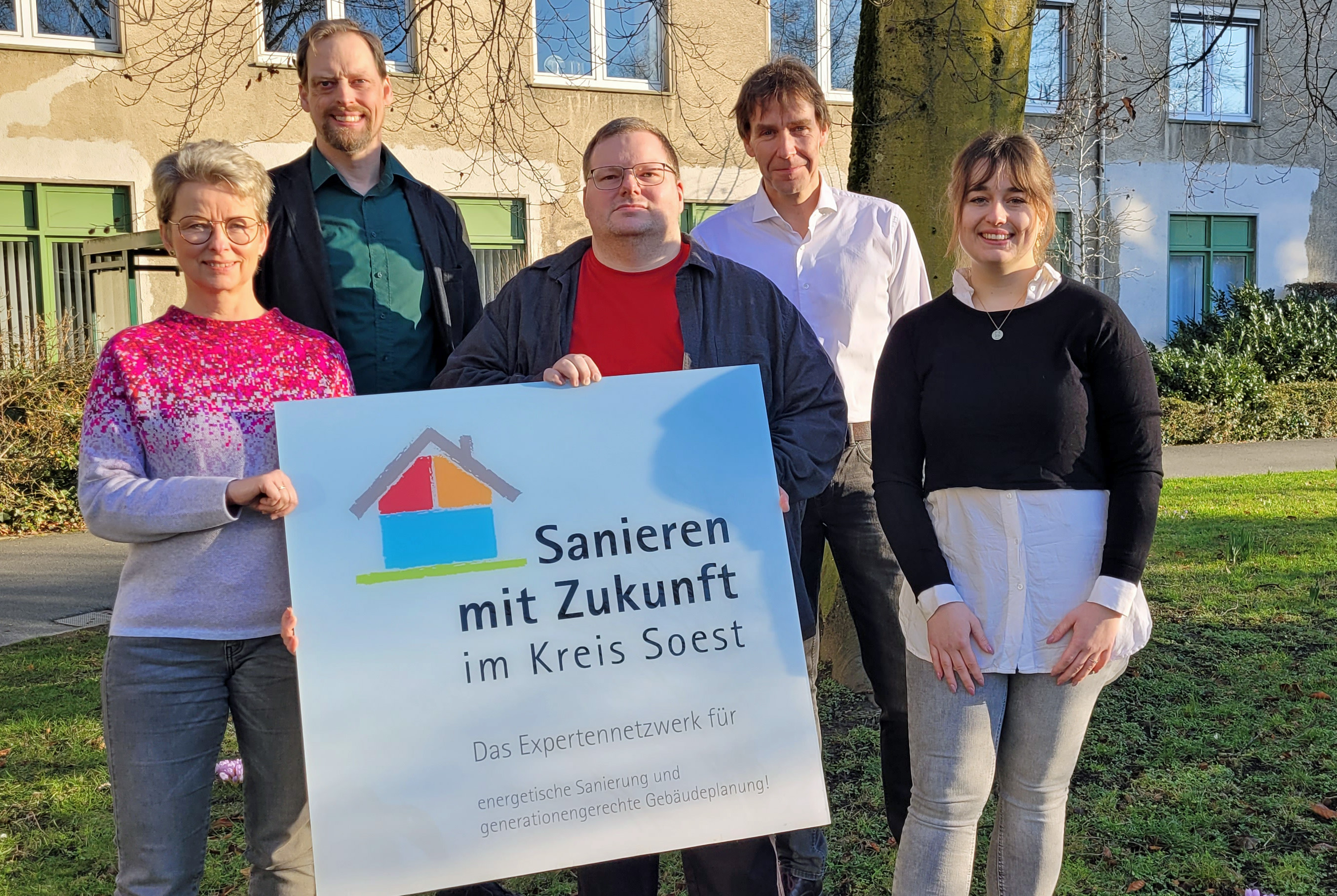 (v.l.) Birgit Specovius und Björn Bühlmeier (beide Fachdienst Stadtplanung und Umweltschutz, Stadt Lippstadt), Dipl.-Ing. Bastian Florian und Dipl.-Ing. Matthias Radin (beide RADIN Planungsges. Tragwerke mbH), Kristin Meier (Netzwerk Sanieren mit Zukunft im Kreis Soest) Foto: Stadt Lippstadt