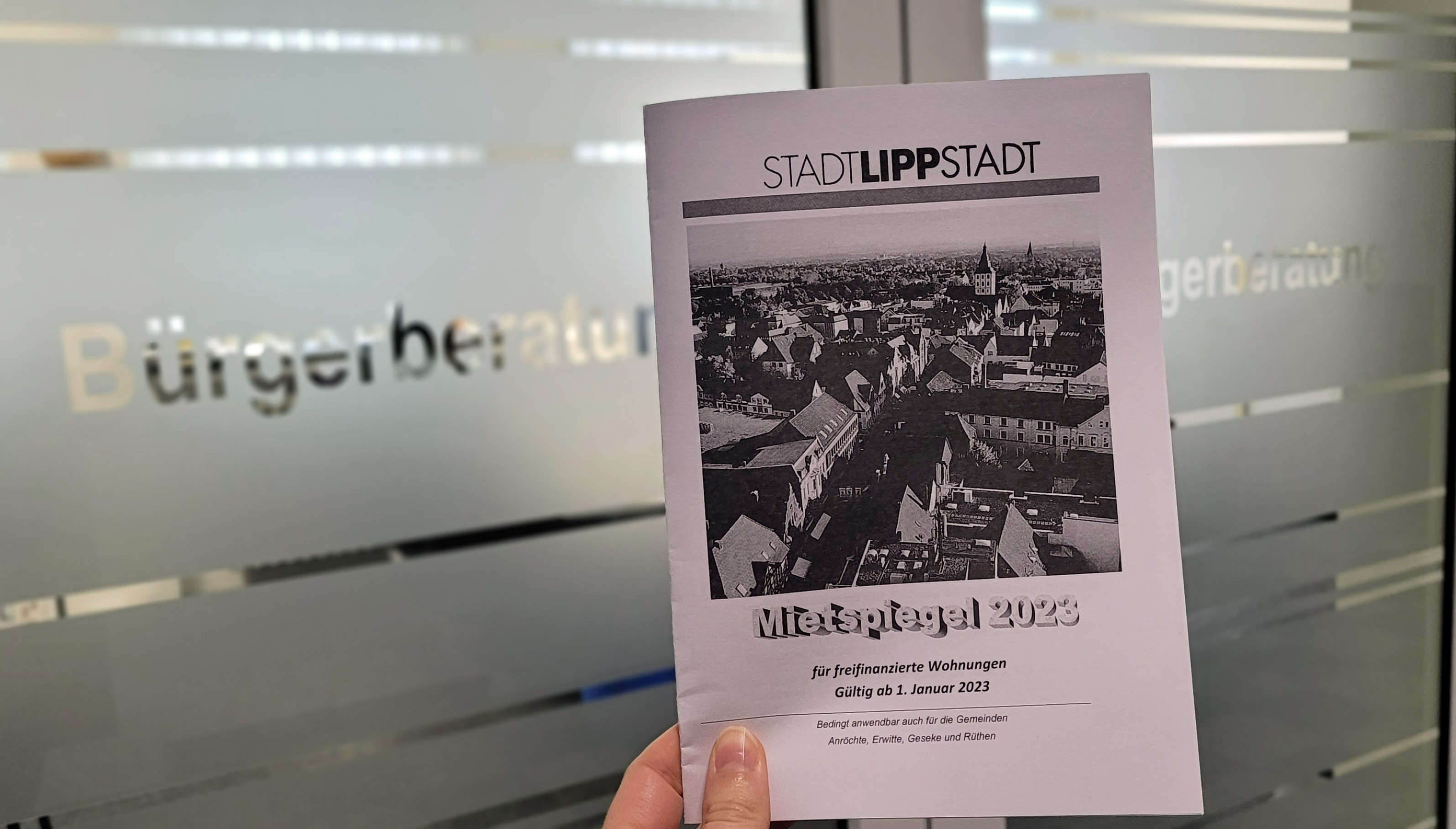 Der aktualisierte Mietspiegel enthält Aussagen zur ortsüblichen Vergleichsmiete für freifinanzierte Wohnungen in Mehrfamilienhäusern, die zwischen 40 und 100 Quadratmetern groß sind. Er ist unter anderem in der Bürgerberatung im Stadthaus erhältlich. Foto: Stadt Lippstadt