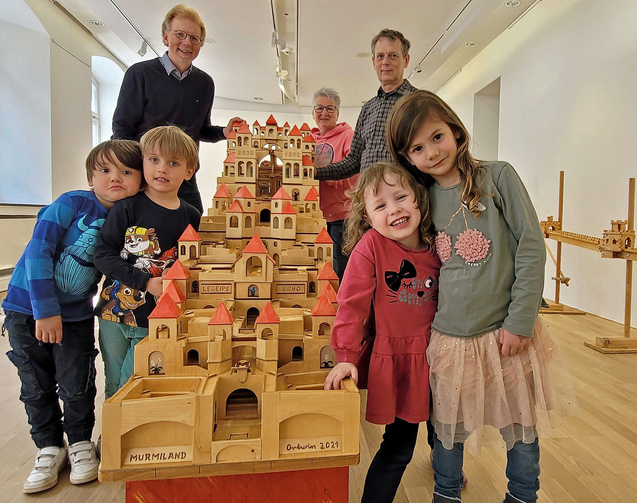Hier wird schon fleißig mit Murmeln gespielt: (v.l.n.r.) Frank Osinski, Birgit Spiekermann und Ortwin Grüttner freuen sich, dass das „Murmiland“ wieder in Lippstadt zu Besuch ist und hoffen auf viele Besucher. Foto: Stadt Lippstadt