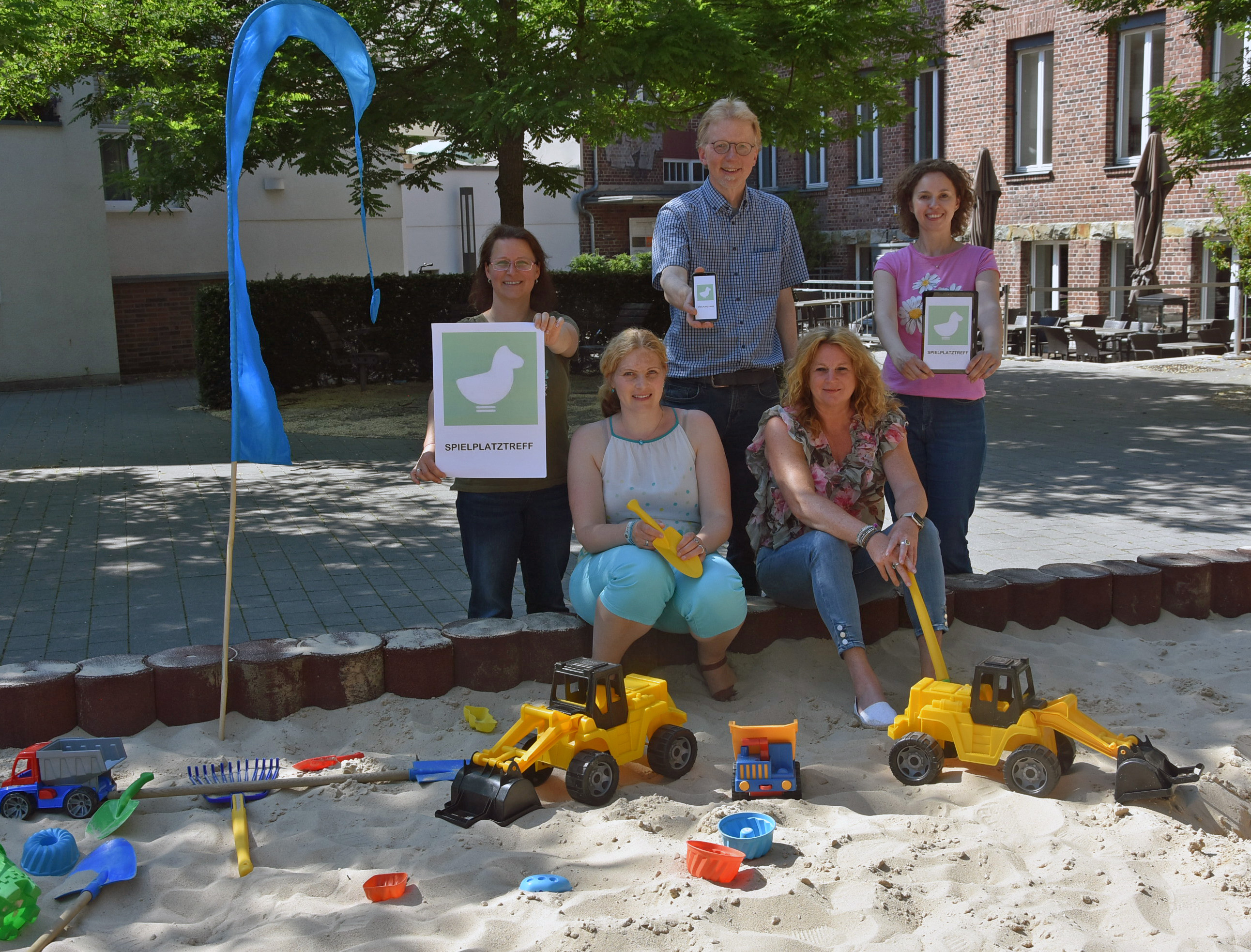Der „Maxi-Sand“ ist da – (v.l.n.r.) Maria Schrape, Deike Westarp, Frank O-sinski, Marion Wicker sowie Jana De Vidts freuen sich über zahlreiche kleine und große Besucher und Besucherinnen. Foto: Stadt Lippstadt
