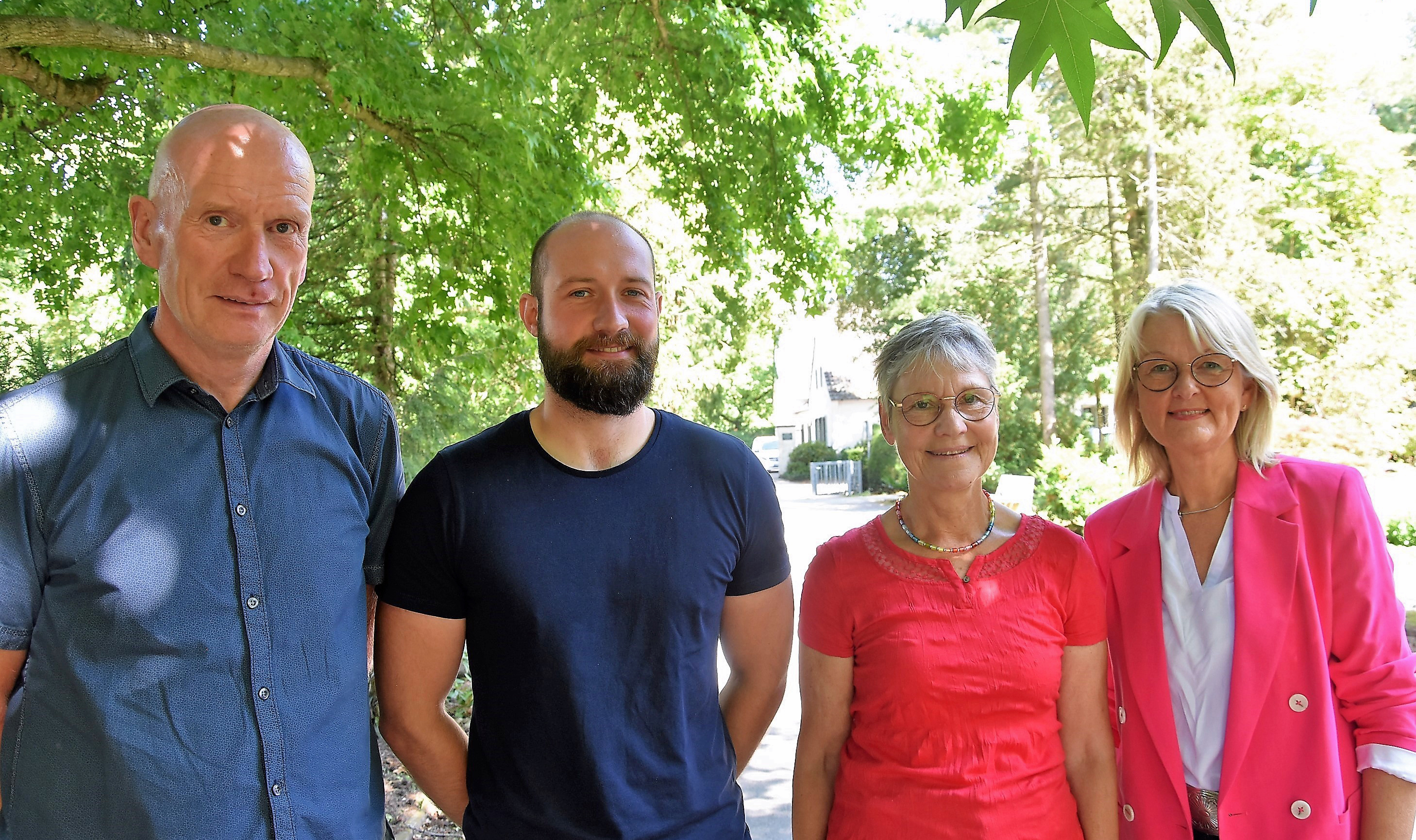 Bald kann Ute Scherberich-Rodriguez (zweite v. r.) hier am Hauptfriedhof in Lippstadt den Friedhofstreff anbieten. Unterstützung bekommt sie bei dem Projekt von Sylvia Helmig vom Büro für Bürgerschaftliche Engagement (r.), Heinz Hennemeier vom Baubetriebshof der Stadt Lippstadt (l.) und Marvin Rölleke, Fachdienst Grünflächen, Spielen und Sport. Foto: Stadt Lippstadt