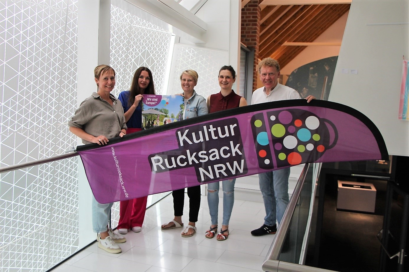Freuen sich über den Start des Kulturrucksackprogramms für das zweite Halbjahr 2023: (v.l.n.r.) Elke Schmücker (Stadt Soest), Swetlana Ritter (Stadt Geseke), Sabrina Janetzky (Stadt Lippstadt), Jeanette Metz (Bad Sassendorf) und Uwe Albert (Stadt Lippstadt). Foto: Kulturrucksackverband