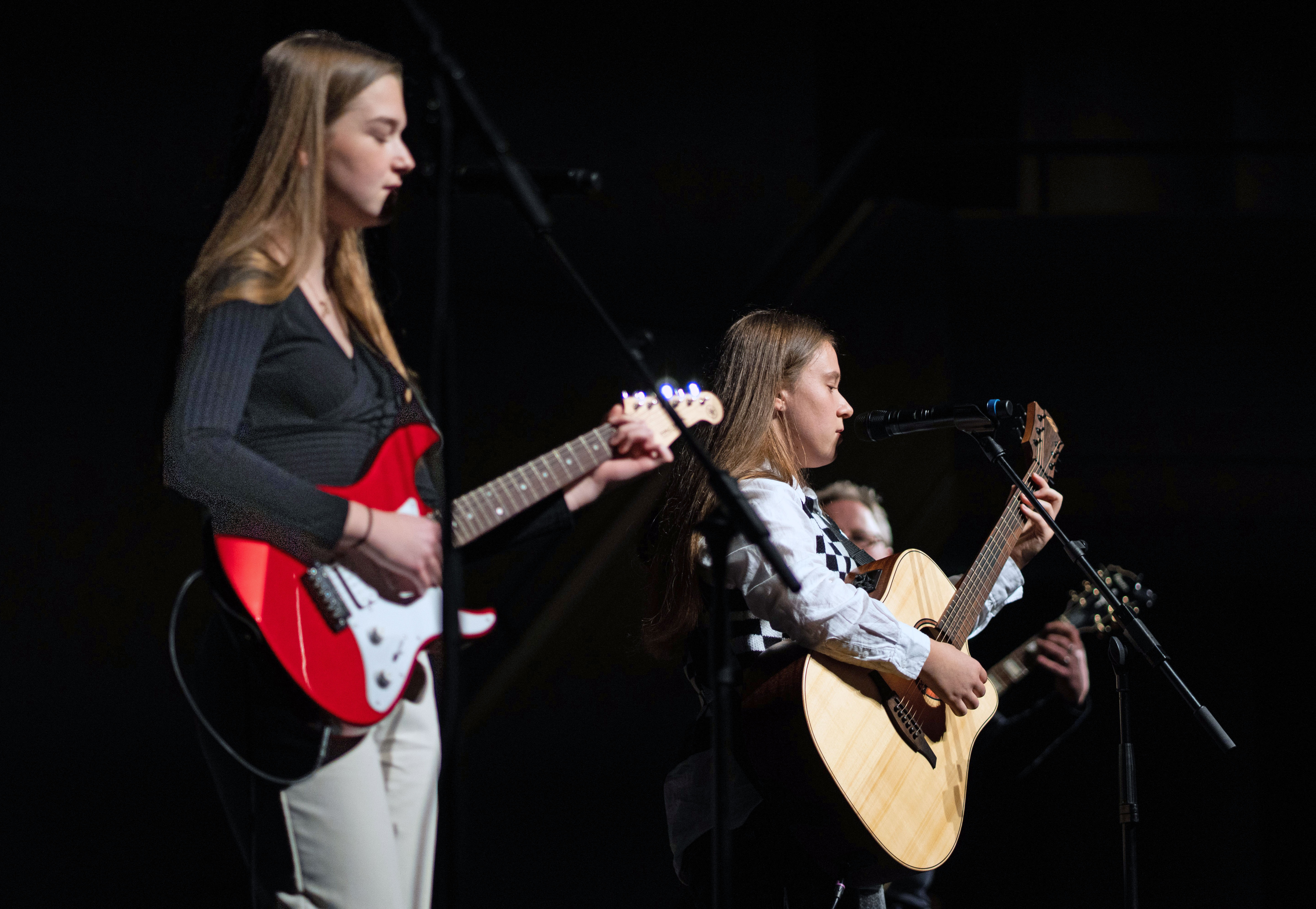 Gitarre pur: Beim Konzert der Conrad-Hansen-Musikschule steht das beliebte Instrument im Mittelpunkt der musikalischen Darbietungen der Schülerinnen und Schüler. Foto: Musikschule