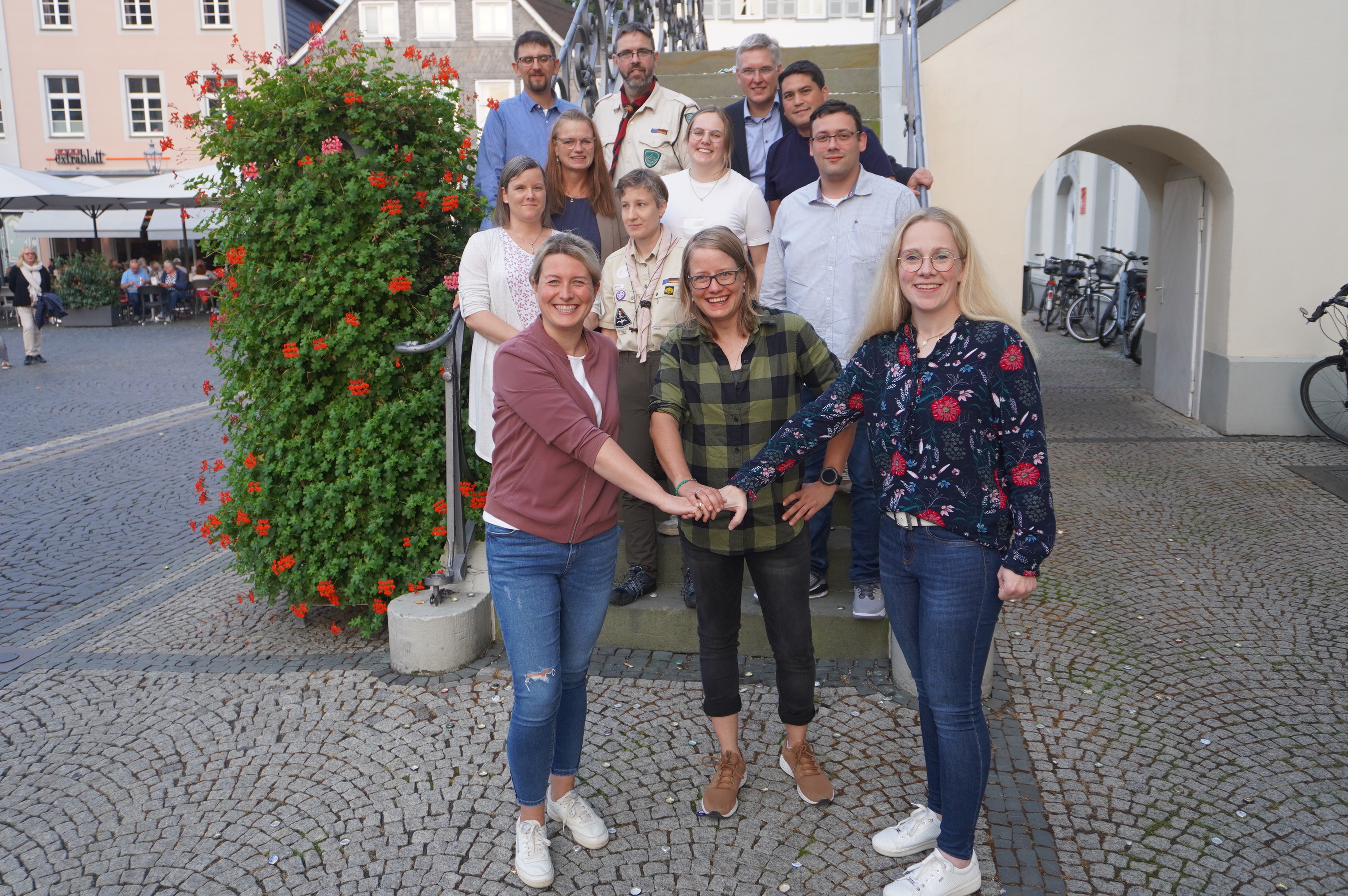 Staffelübergabe im Hauptausschuss des Stadtjugendring-Lippstadt e. V. Die scheidende Geschäftsführerin Kathrin Militzer mit der  Vorsitzenden Iris Loick und Veronika Böttcher als Nachfolgerin in der Geschäftsführung (vorne von l. n. r.). Foto: Stadt Lippstadt