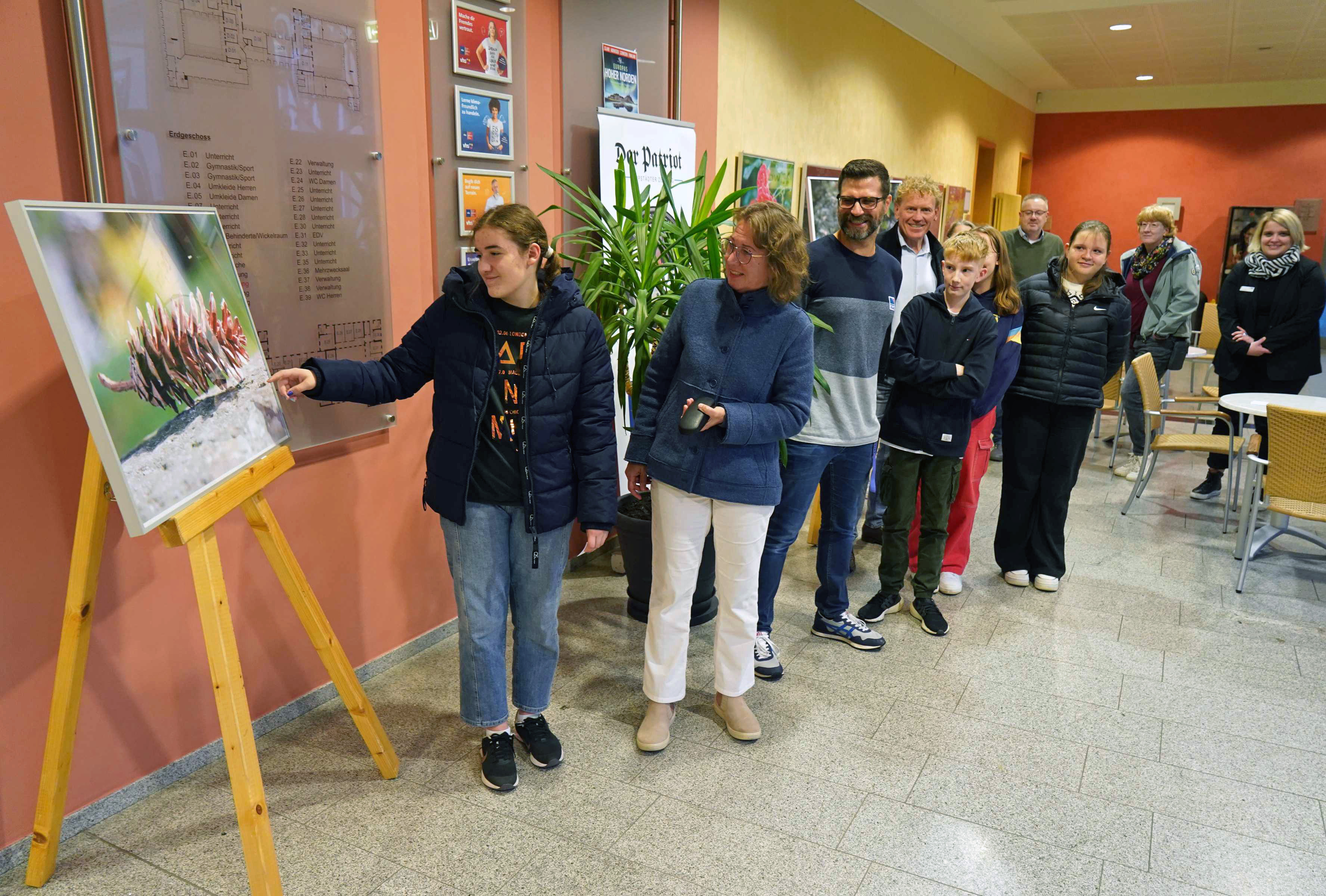 Die Schülerin Bea Büschenfeld und die Fotografin Manon Ikier-Hoppe stellen Fotos vor, die jetzt bei einer Ausstellung jugendlicher Nachwuchsfotografen im Foyer der Lippstädter Volkshochschule zu sehen sind. Foto: Stadt Lippstadt