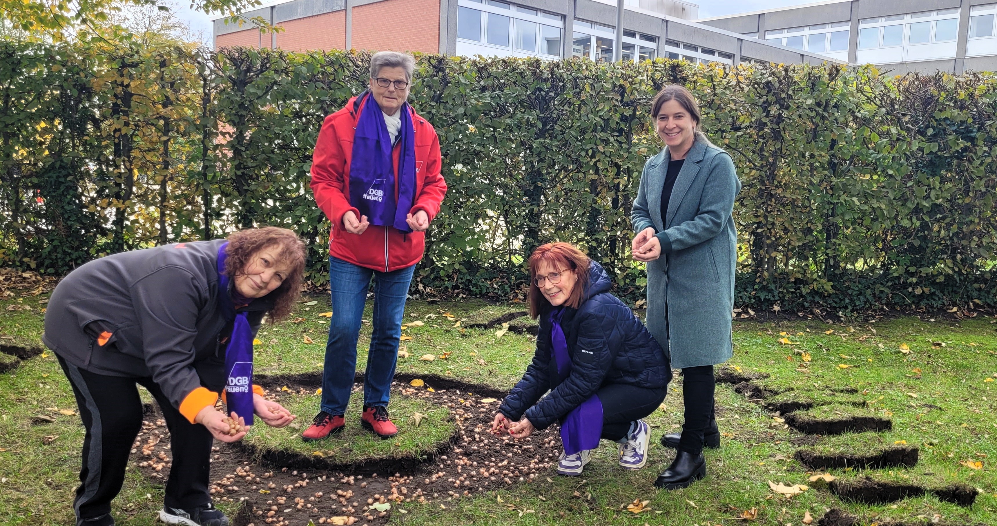 Setzen gemeinsam ein Zeichen: (v.l.n.r.) Irina Vavitsa, Hedwig Fromme, Roswitha Lauber vom Kreisfrauenausschuss des DGB und Daniela Franken, Gleichstellungsbeauftragte der Stadt Lippstadt, bepflanzen ein Frauenzeichen im Grünen Winkel. Foto: Stadt Lippstadt