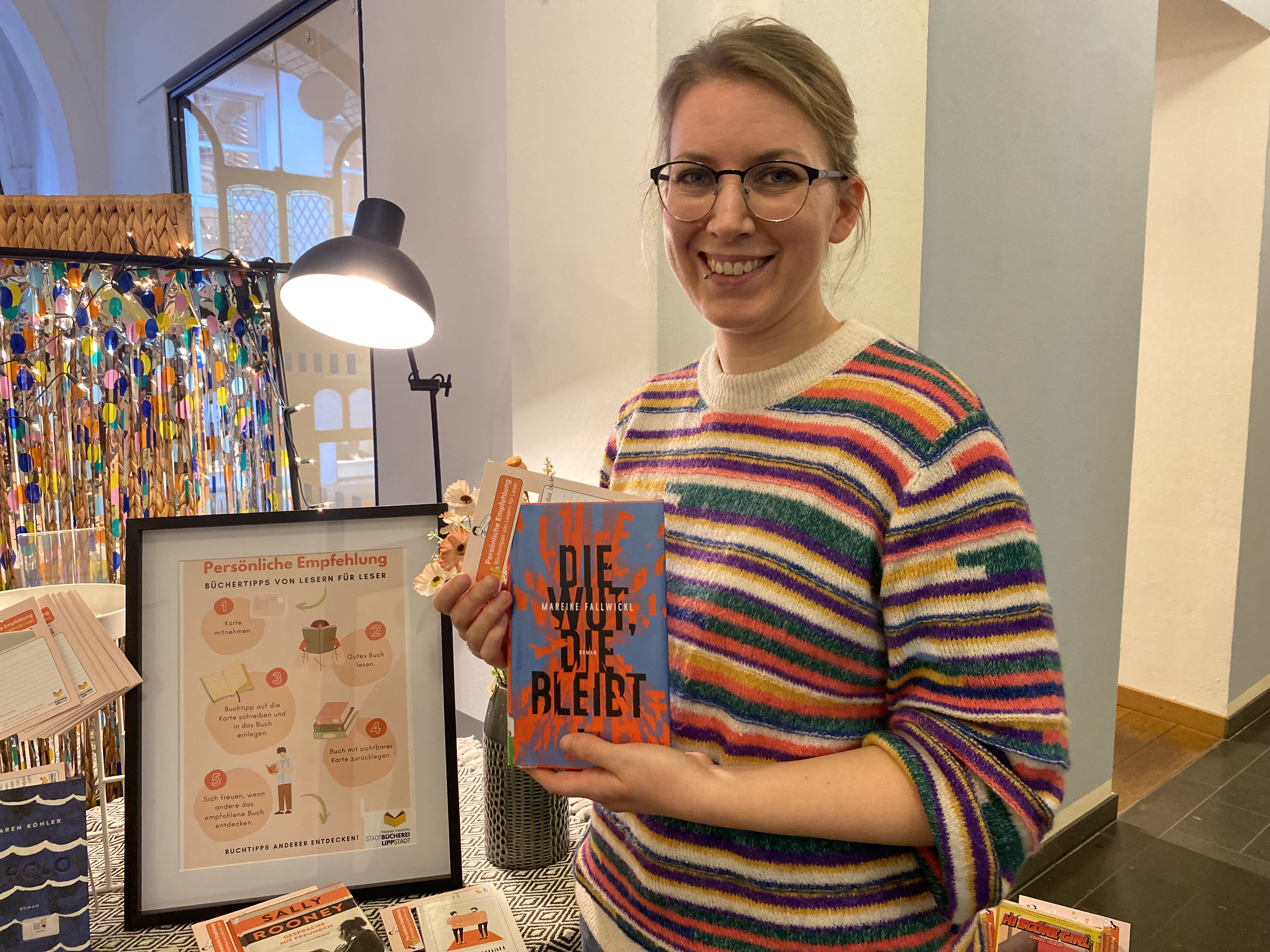 Spannende Empfehlungen von Lesern für Leser: Maike Sprenger freut sich über das neue Projekt in der Thomas-Valentin-Stadtbücherei und hofft auf viele Buchtipps. Foto: Stadt Lippstadt