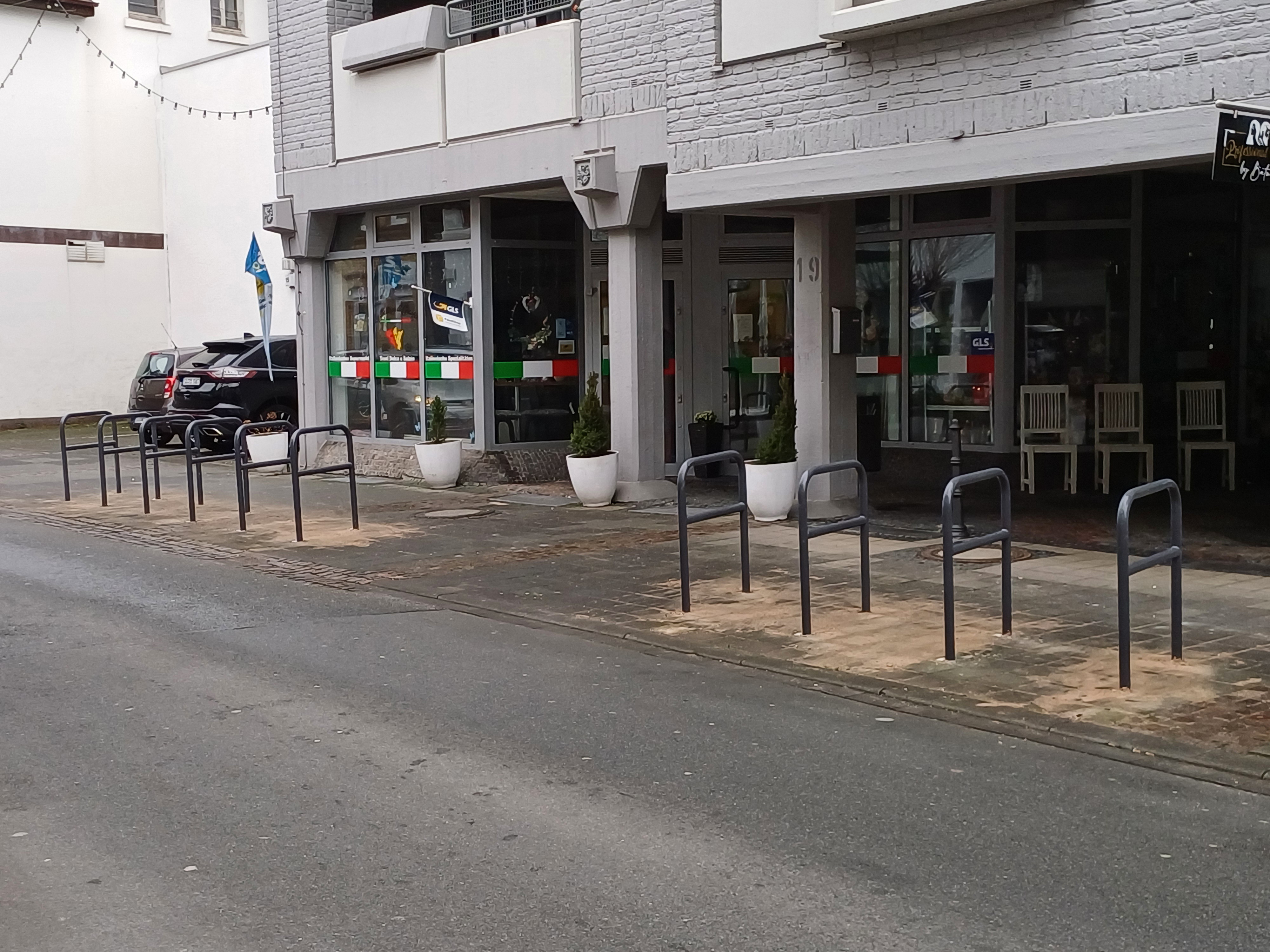 Zehn neue Anlehnbügel ermöglichen das sichere Abstellen und Anschließen von Fahrrädern. Foto: Stadt Lippstadt