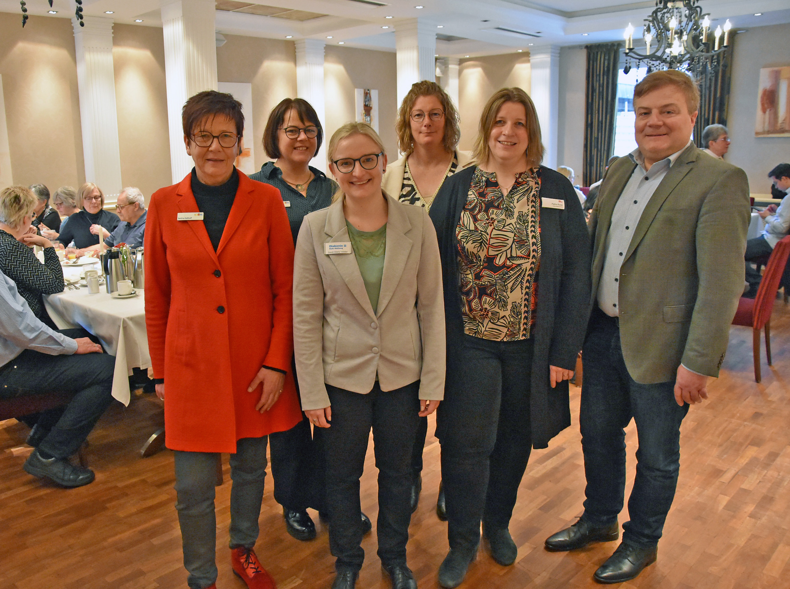 Rund 60 ehrenamtliche rechtliche Betreuerinnen und Betreuer kamen in Bad Waldliesborn zum Dankeschön-Frühstück zusammen. Darüber freuen sich (v.l.n.r.): Bettina Kalthoff und Sonja von Zons (beide Stadt Lippstadt), Sarah Vedder (Diakonie Ruhr-Hellweg), Petra Rose und Anja Balke (SKM) und Bürgermeister Arne Moritz. Foto: Stadt Lippstadt
