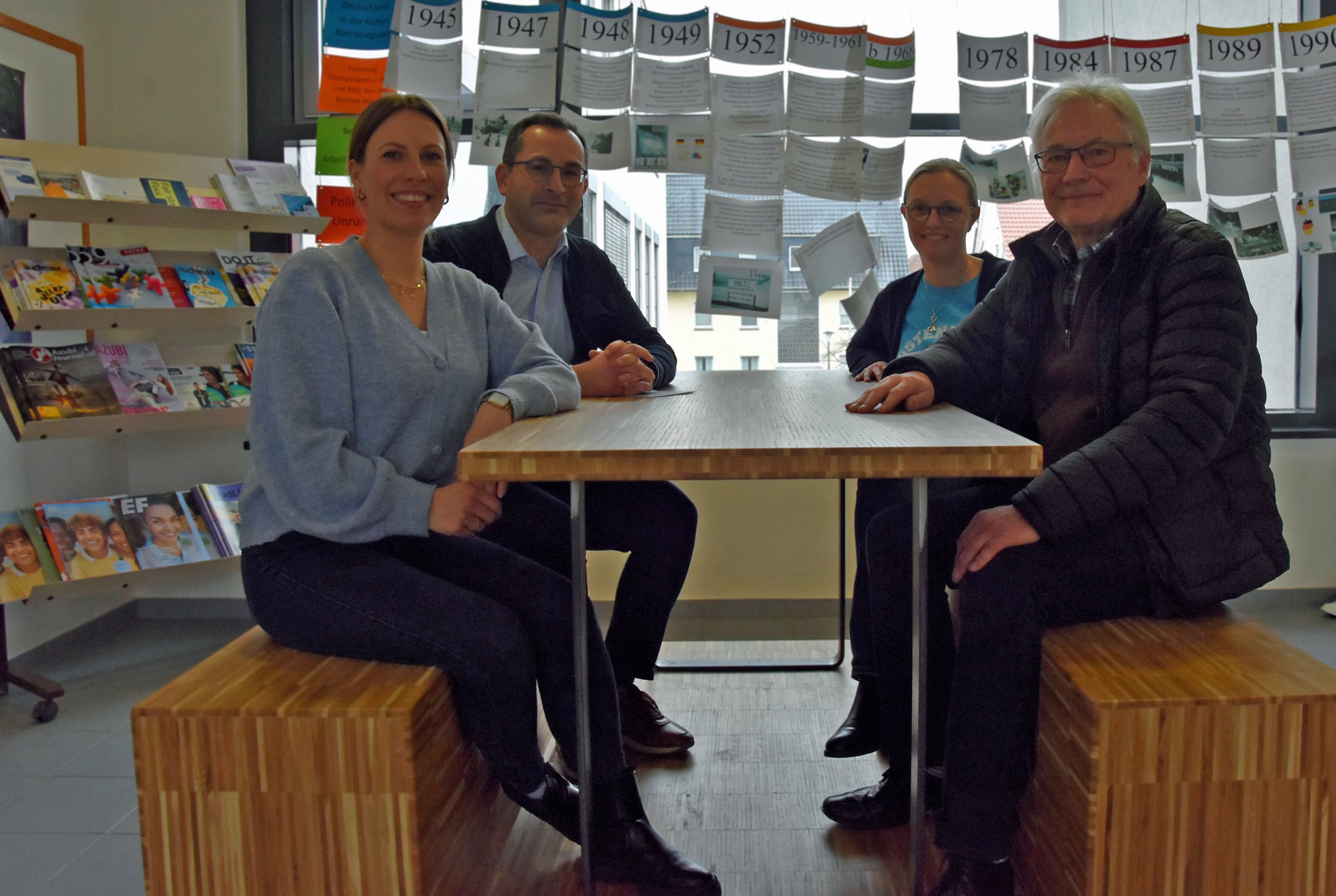 Schlicht, funktional und optisch ansprechend: Evren Gül (zweiter v. l. ;stellv. Schulleiter), Ilka Schroer (Förderverein), Werner Schnelle (Verein der Ehemaligen) und Katrin Helle (l. ; Stadt Lippstadt) freuen sich über die fünf neuen Lerninseln im Ostendorf-Gymnasium. Foto; Stadt Lippstadt