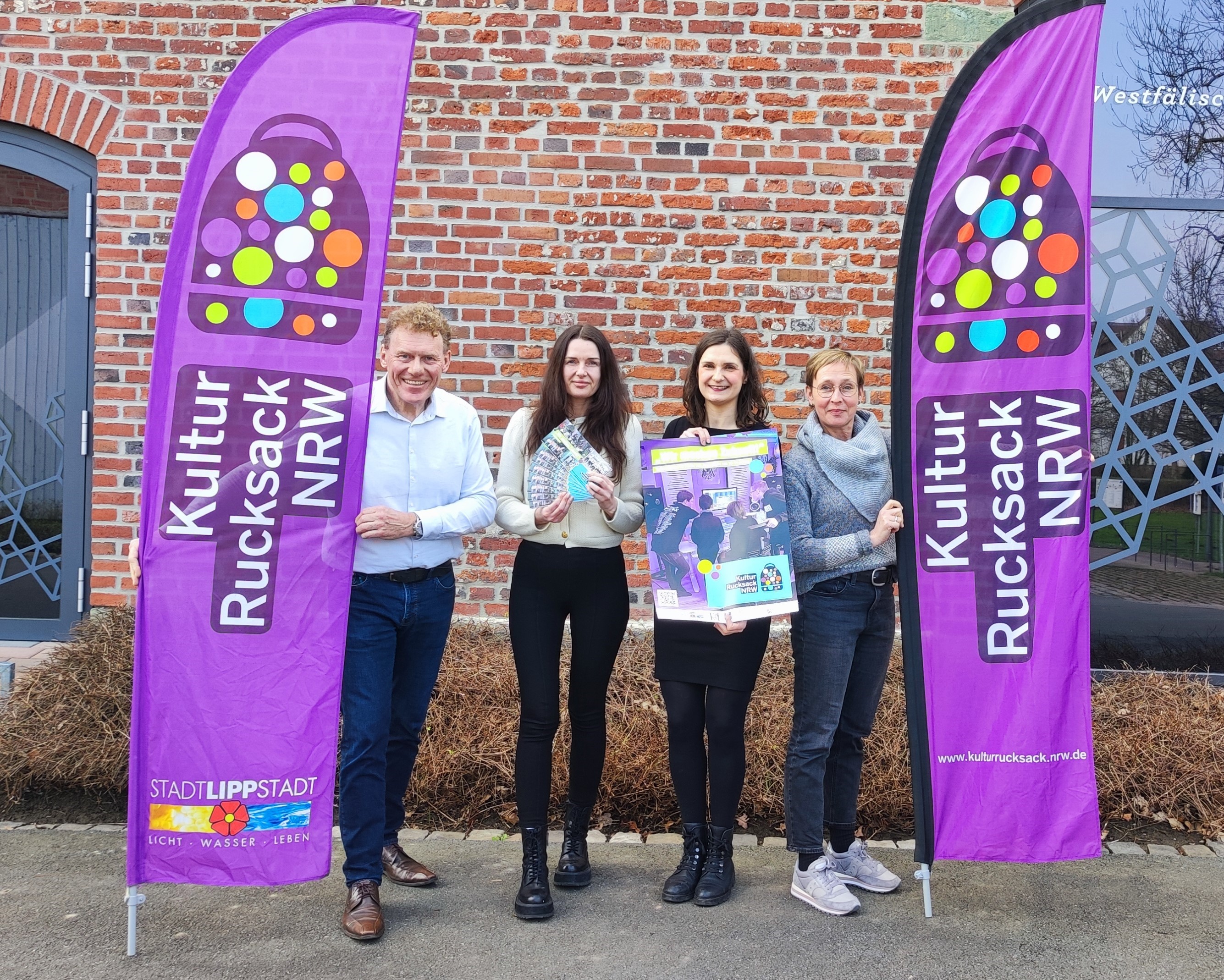 Präsentieren das neue Programm für den Kulturrucksack: (v.l.n.r.): Uwe Albert (Stadt Lippstadt), Svetlana Ritter (Stadt Geseke), Jeanette Metz (Gemeinde Bad Sassendorf) und Elke Schmücker (Stadt Soest). Foto: Kulturrucksackverbund