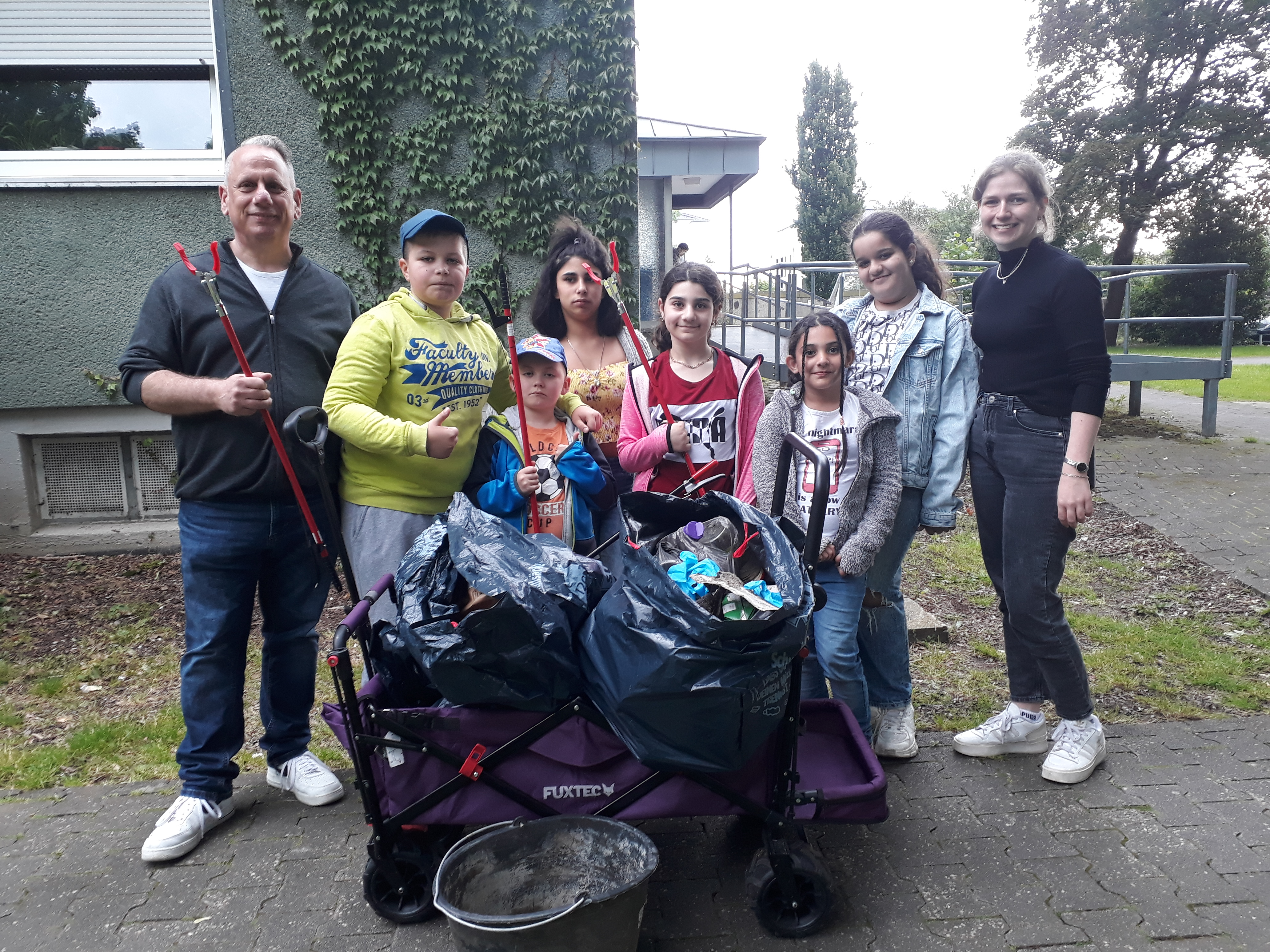 Sascha Thiele (l.) und Sarah Rodehutskors (r.), Leiterin BWZ Juchaczstraße, sammelten gemeinsam mit den Kindern und Jugendlichen im Wohnquartier Juchaczstraße und Herderstraße Müll ein. Foto: Stadt Lippstadt