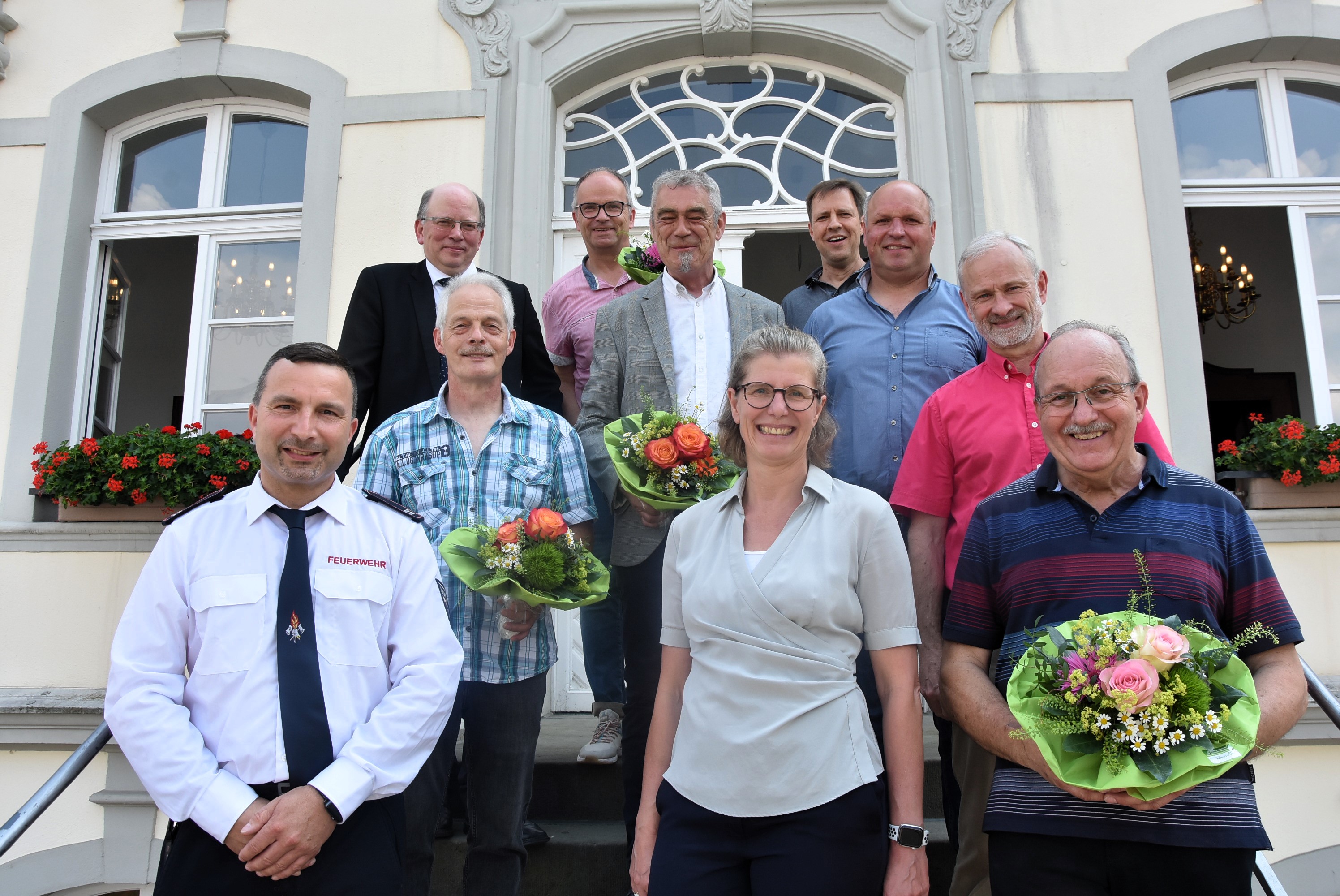 Über die guten Wünsche zum Dienstjubiläum vom Ersten Beigeordneten Stephan Tydecks (links außen), des Personalrats in Person von Rüdiger Wachsmann (letzte Reihe rechts) sowie Jutta Kleegräfe (erste Reihe Mitte) vom Fachdienst Personal freuten sich: (v.l.n.r.) Mathias Brehme, Frank Brun, Heinz-Hermann Devermann, Klaus-Gerhard Ewers, Engelbert Stratmann, Dietmar Fleige und Bernd Feldmann. Foto: Stadt Lippstadt