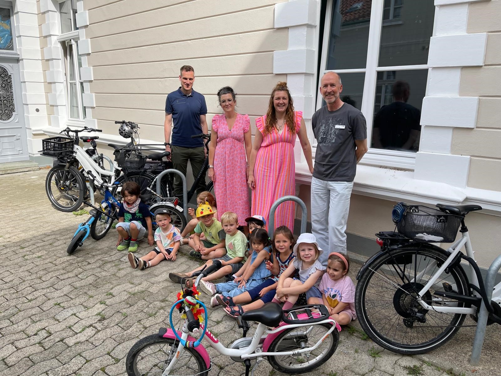 Freuen sich gemeinsam mit den Kindern der Kita Lummerland über die neuen Anlehnbügel: (v.l.n.r.): Fachdienstleiter Philipp Maron, Anna-Lena Spies und Verena Wirth von der Kita Lummerland und Verkehrsplaner Michael Tröger. Foto: Stadt Lippstadt