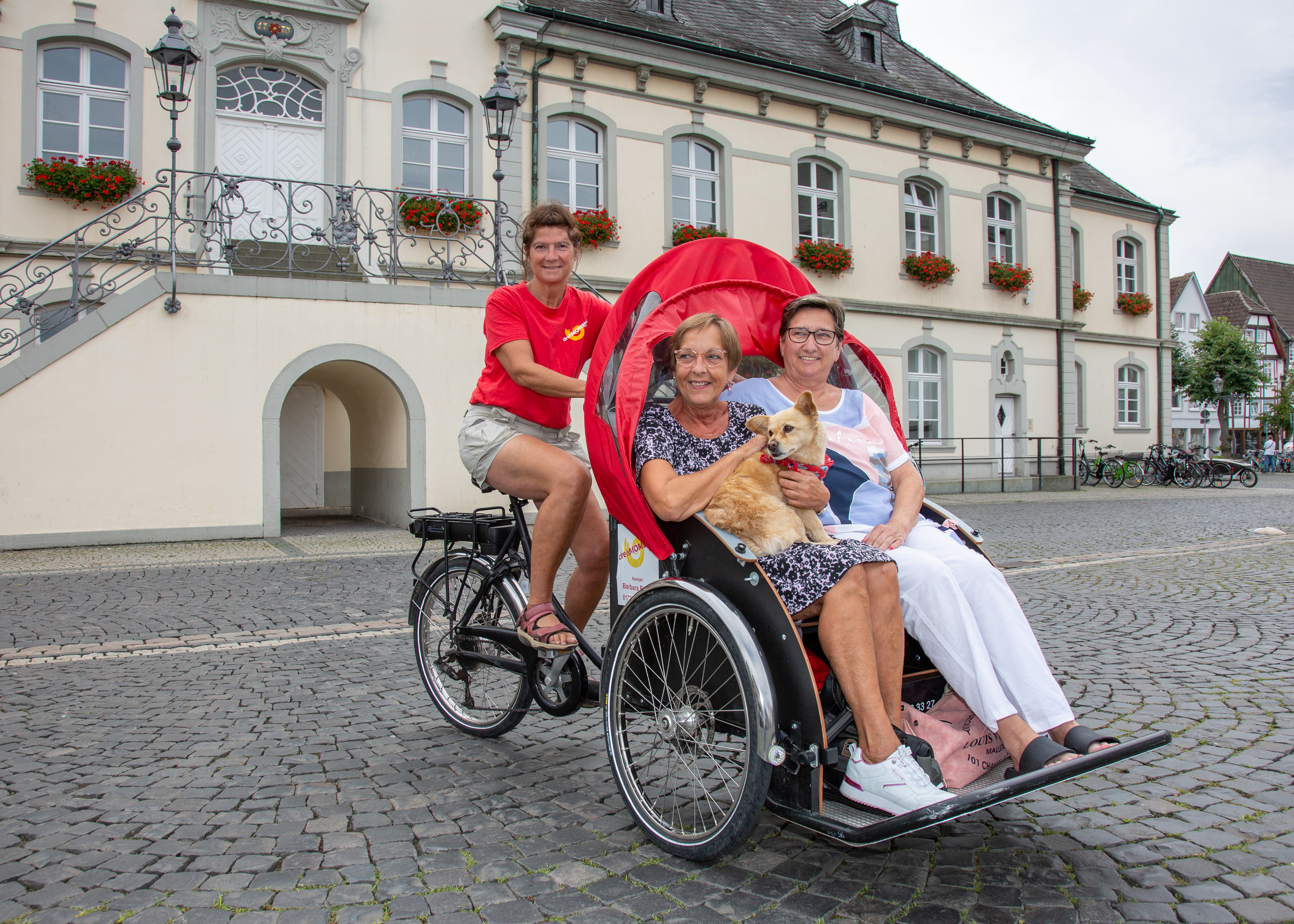 Beim Rikscha-Tag auf dem Rathausplatz stehen Rikschas für Mitfahrten bereit. Foto: Stadt Lippstadt