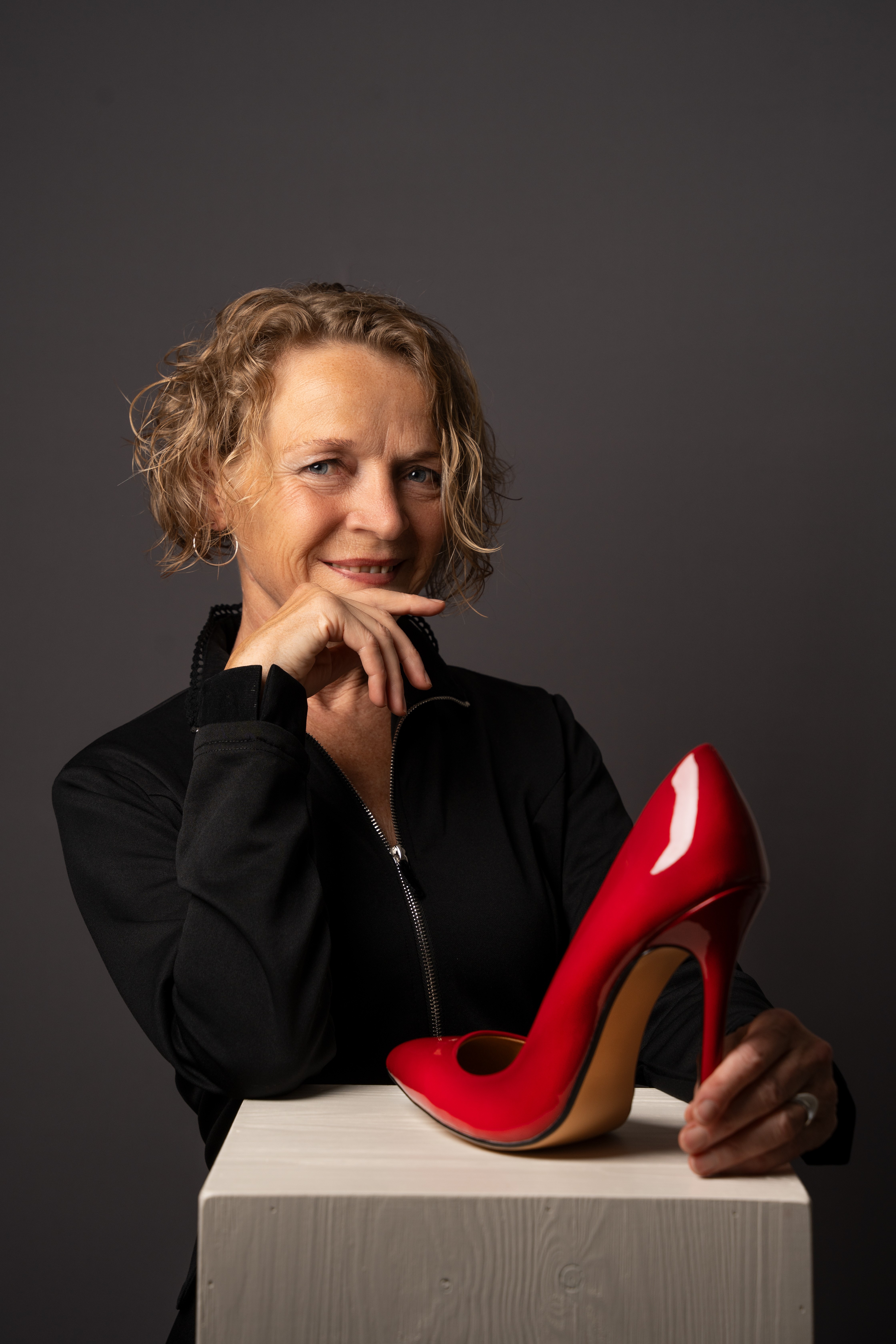 Jutta Seifert gastiert im November im Rahmen der Orange Days 2024 mit dem Schauspielsolo „High Heels“ in Lippstadt. Foto: (c) Emad Daood