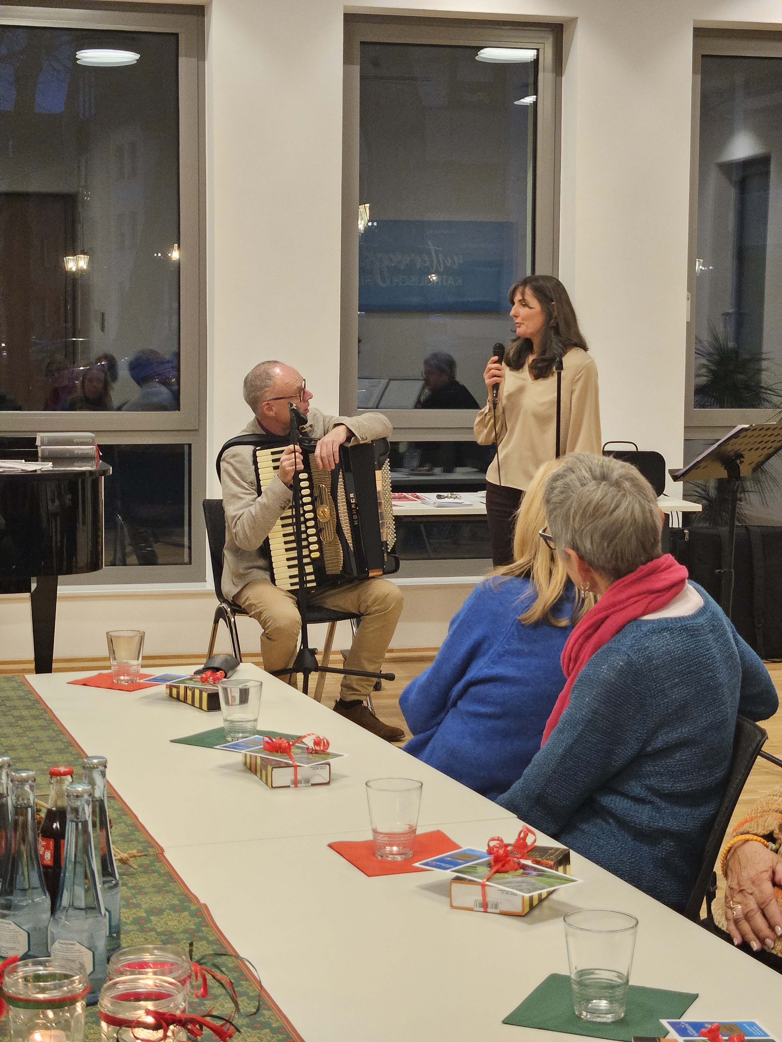 Im Ambiente des Nicolaiforums und bei stimmungsvoller Musik konnten die Ehrenamtlichen des Besuchs- und Begleitdienstes bei einer kleinen Weihnachtsfeier das Jahr Revue passieren lassen und sich miteinander austauschen. Foto: Stadt Lippstadt