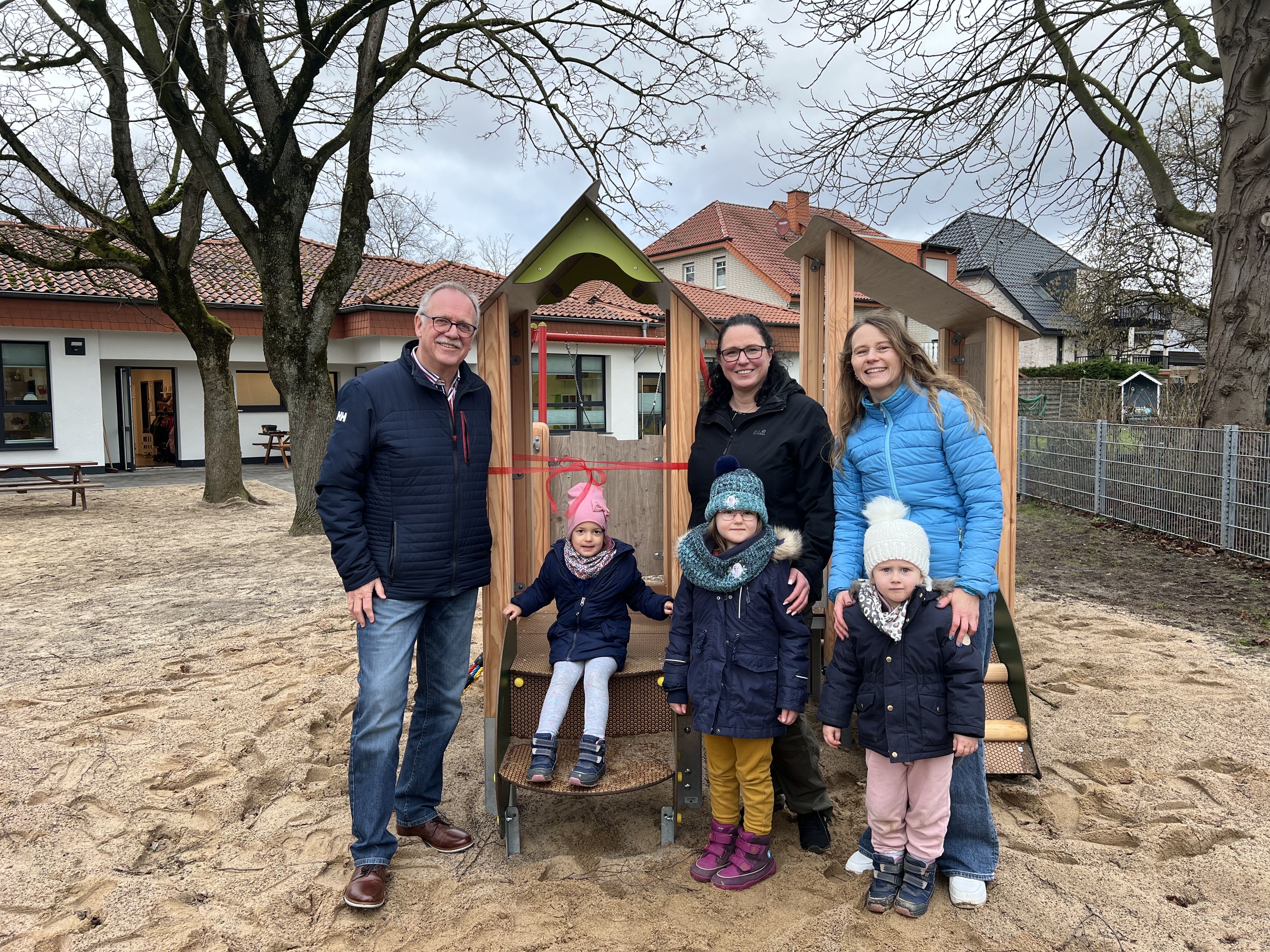Werner Blanke, Jessica Wolff und Vanessa Graupe freuen sich über die neue Spielmöglichkeit an der Kita Bökenförde. Foto: Stadt Lippstadt
