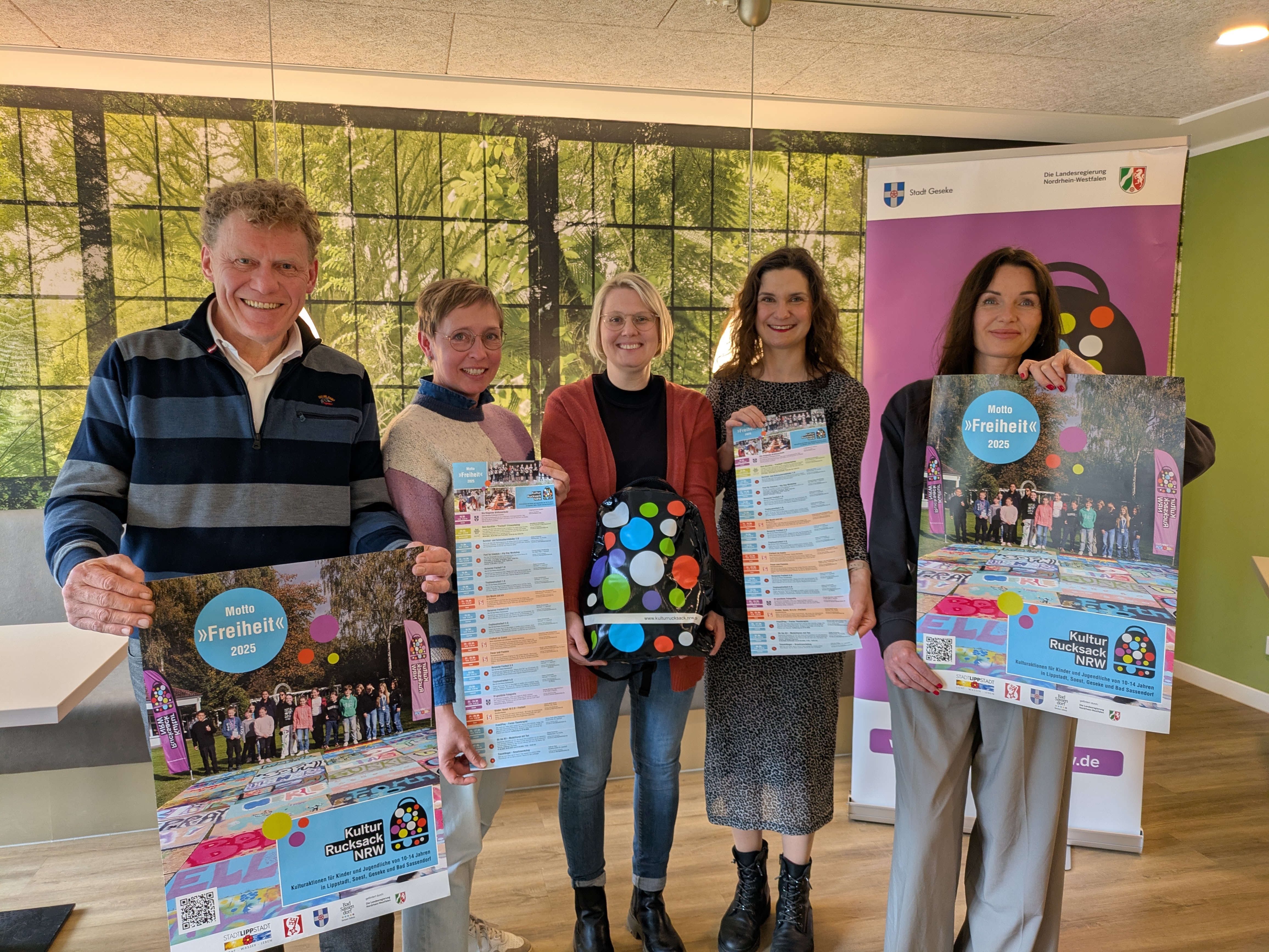 Präsentieren das neue Programm für den Kulturrucksack: (v.l.n.r.): von links nach rechts: Uwe Albert (Stadt Lippstadt), Elke Schmücker (Stadt Soest), Sabrina Janetzky (Stadt Lippstadt), Jeanette Metz (Bad Sassendorf)und Swetlana Ritter (Stadt Geseke). Foto: Kulturrucksackverbund/ Alexander Schuster