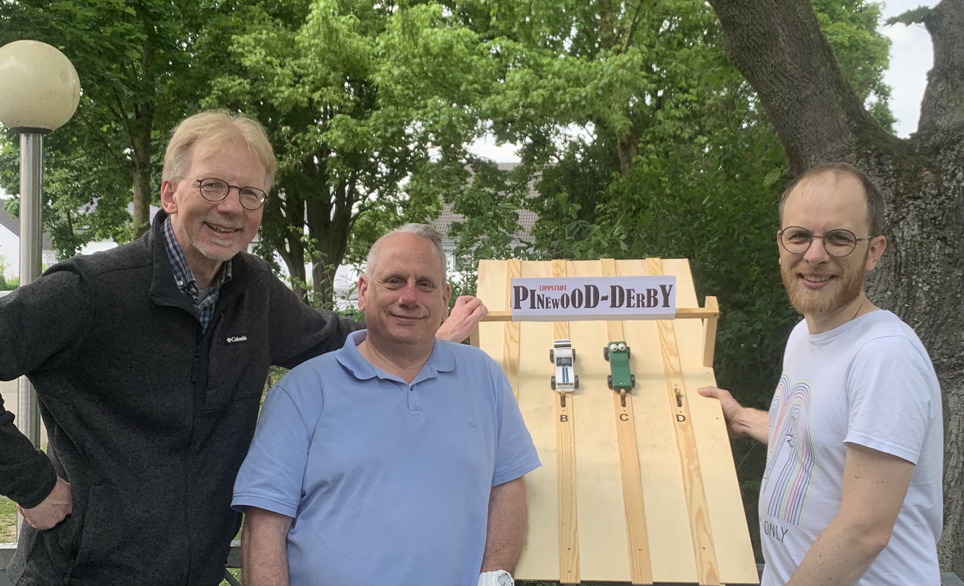 Beim Pinewood-Derby rasen die selbstgebauten Autos eine Holzrennbahn hinunter. Frank Osinski, Sascha Thiele und Steffen Dirkes befinden sich gerade mitten in den Vorbereitungen für dieses Familien-Autorennen. Foto; Stadt Lippstadt