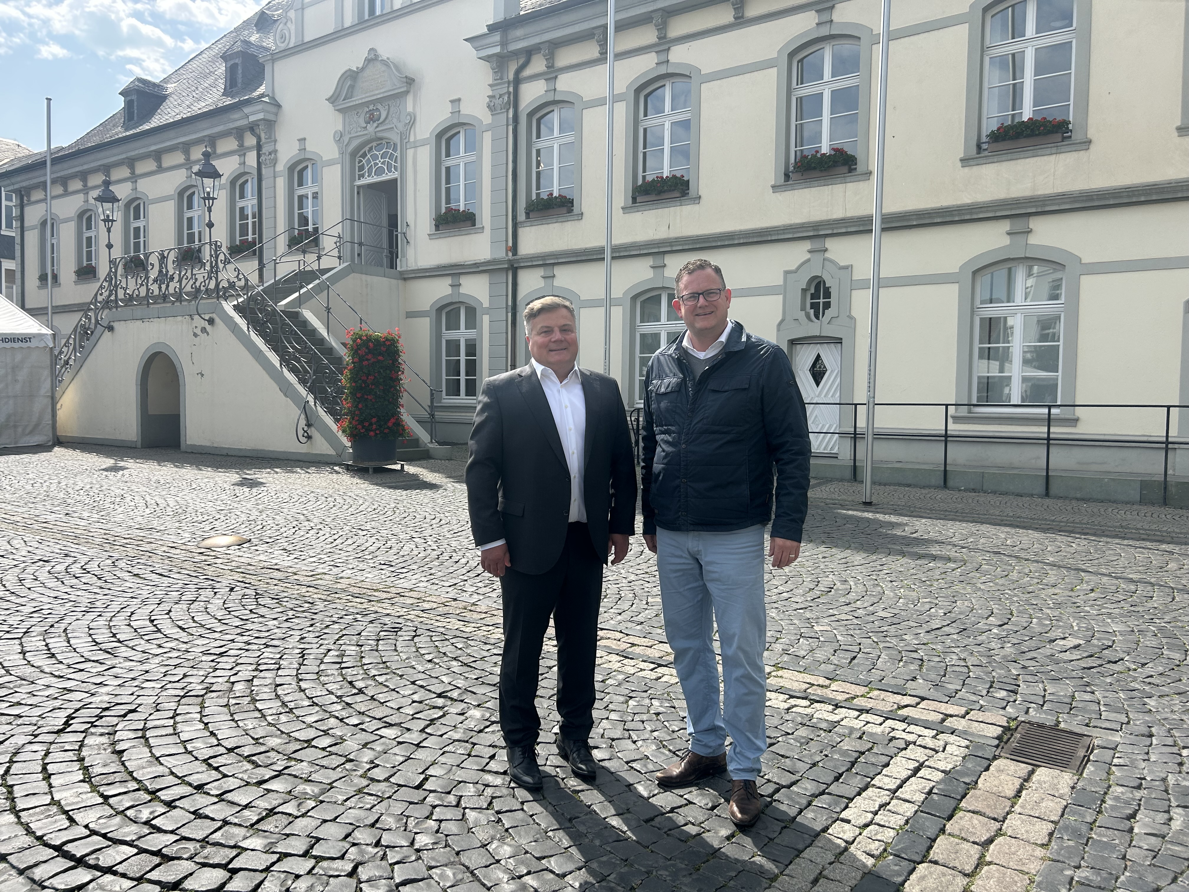 Bürgermeister Arne Moritz und Prof. Dr. Sebastian Verhoeven drücken die Daumen für die Bewerbung für das Bundesschützenfest 2028. Foto: Stadt Lippstadt