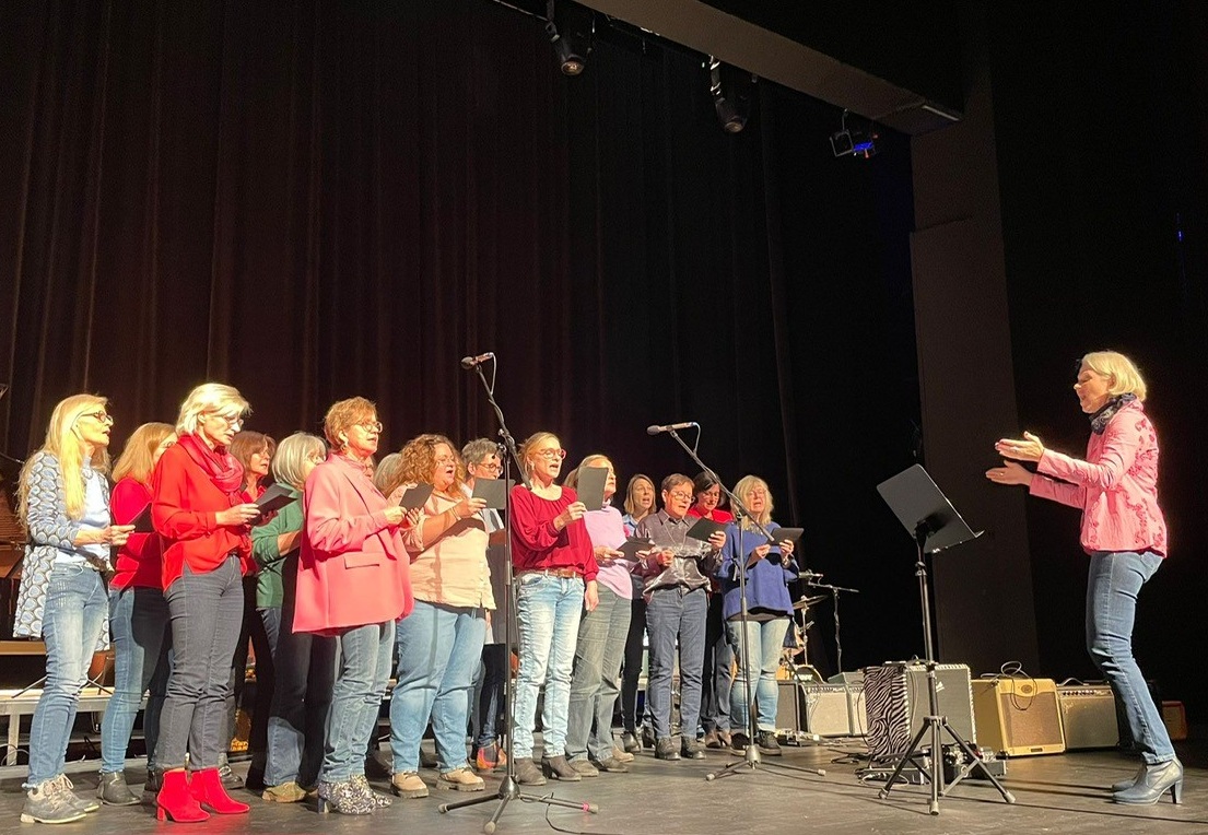 Der Chor "Just US-Ladies“ lädt zum Jubiläumskonzert in die Kulturscheune T8 nach Dedinghausen ein. Foto: Conrad-Hansen-Musikschule