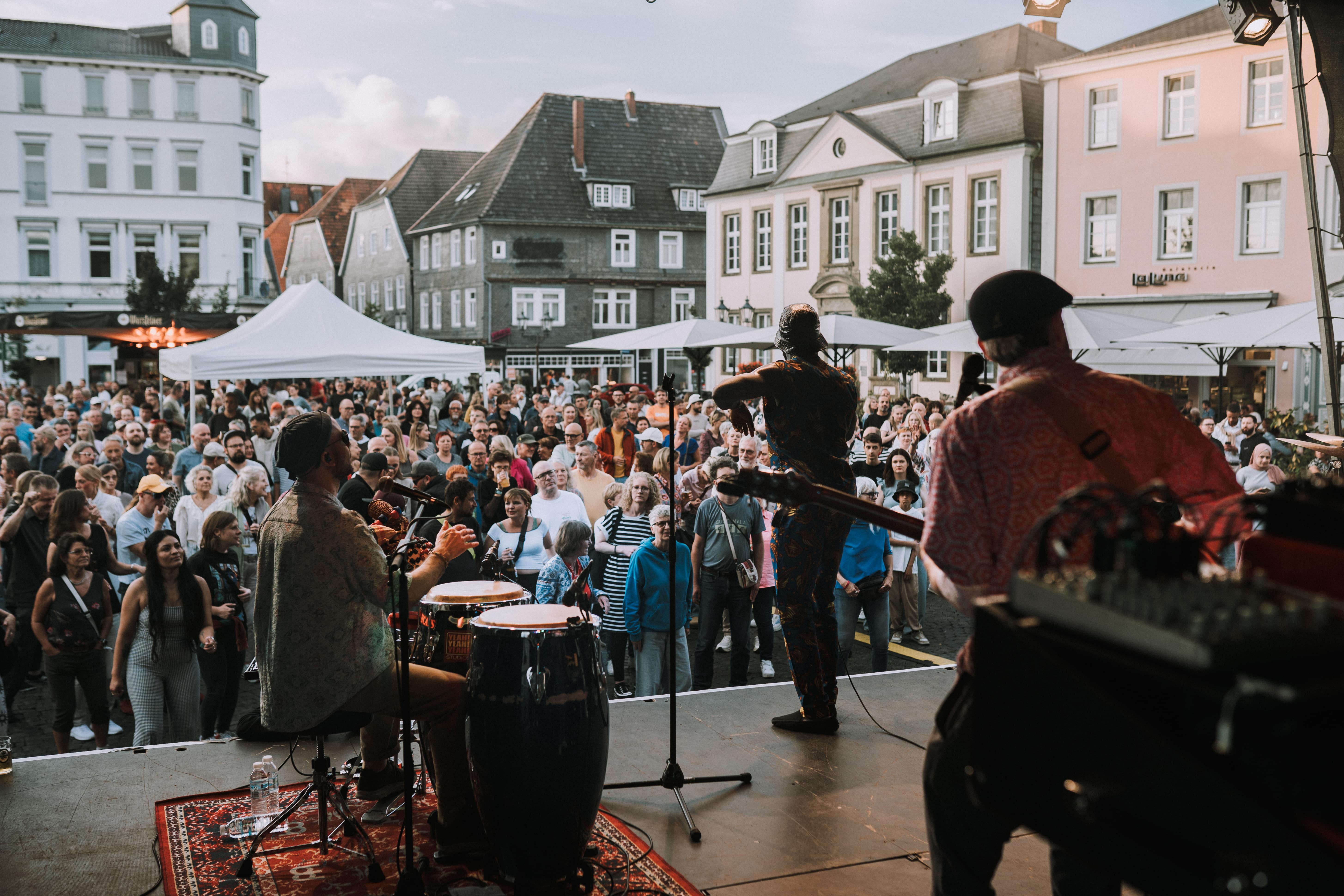 Ausgelassene Stimmung herrschte beim Lippstadt Open Air an sechs Abenden sowohl auf als auch vor der Bühne. Foto: Lippstadt App