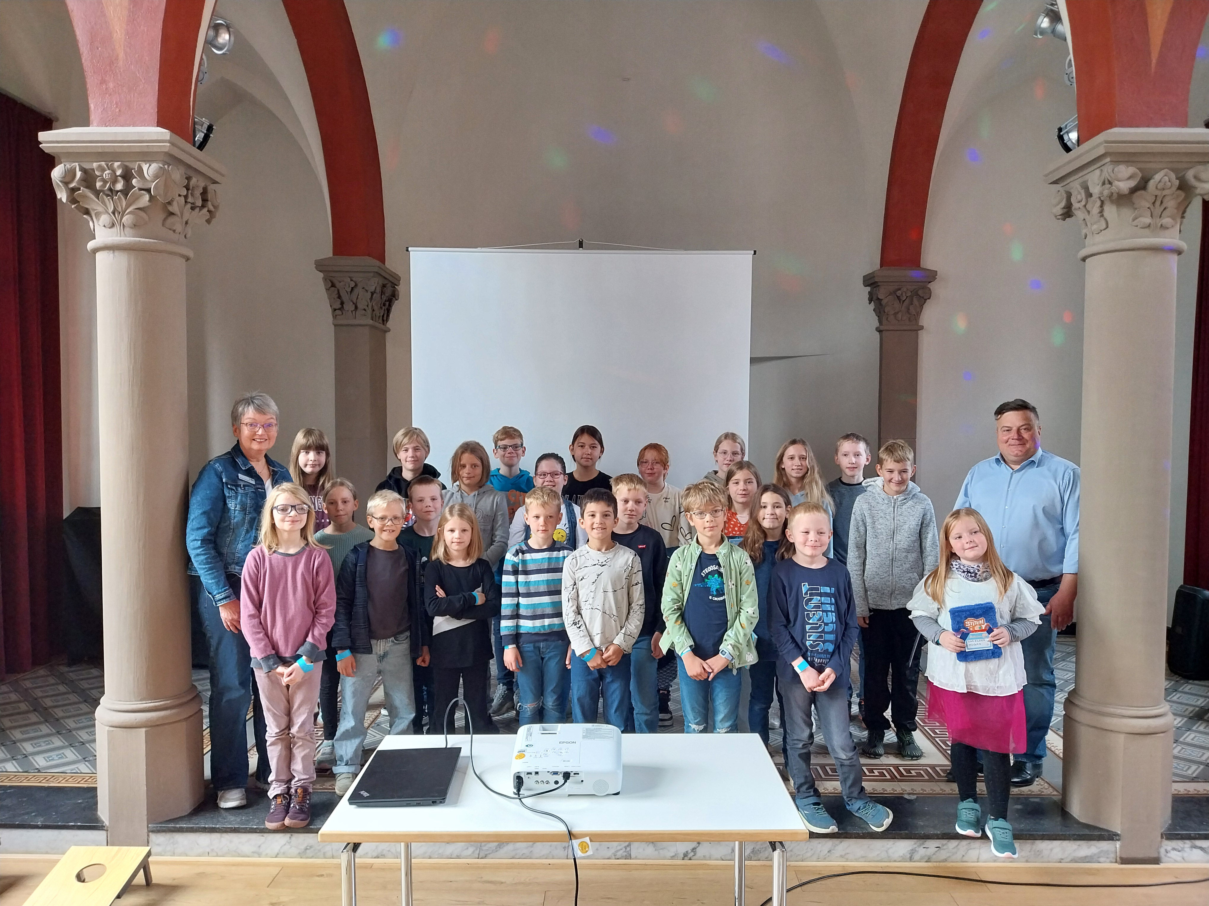 Acht Wochen lang haben Kinder im Alter von sieben bis zwölf Jahren fleißiggelesen, um gemeinsam einen Bücherturm zu erlesen, der so hoch ist wie die Nennrettungshöhe der großen Drehleiter der Feuerwehr – stolze 23 Meter. Foto: Stadt Lippstadt